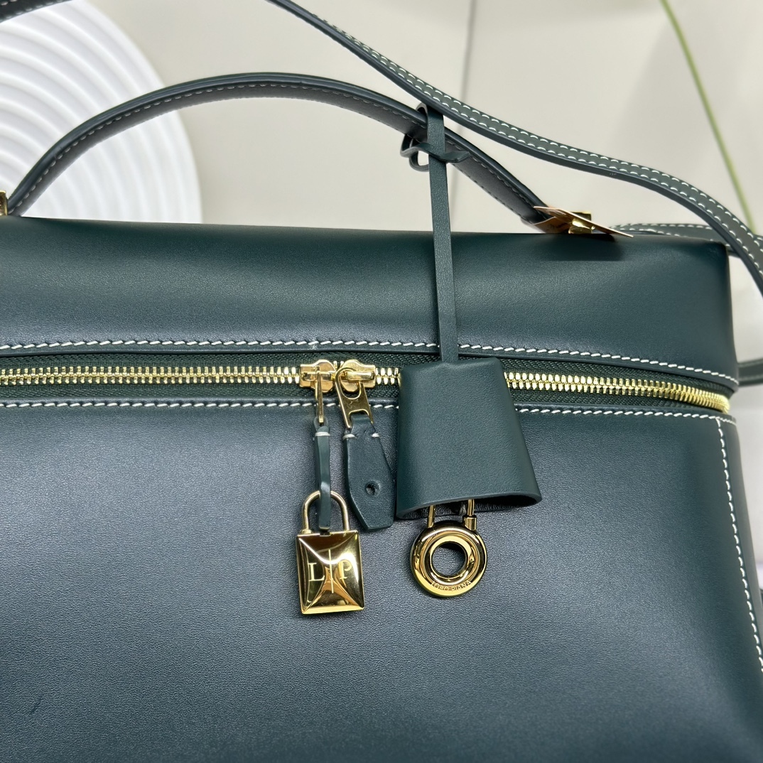 𝓸𝓻𝓸 𝓟𝓲𝓪𝓷𝓪 諾悠翩雅
𝑬𝒙𝒕𝒓𝒂 𝑩𝒂𝒈 𝑳𝟐𝟕 
寬開口加大容量斜挎包，包型設計更立體更有型，包身採用進口原廠小牛皮，手感柔軟而獨特，包包內部結構多了內袋。雙向加長拉鍊開合，配有My Charms金色金屬掛飾（LP特級純鋼五金配件）
size：27*16*10釐米
配全套專櫃禮盒包裝🎁