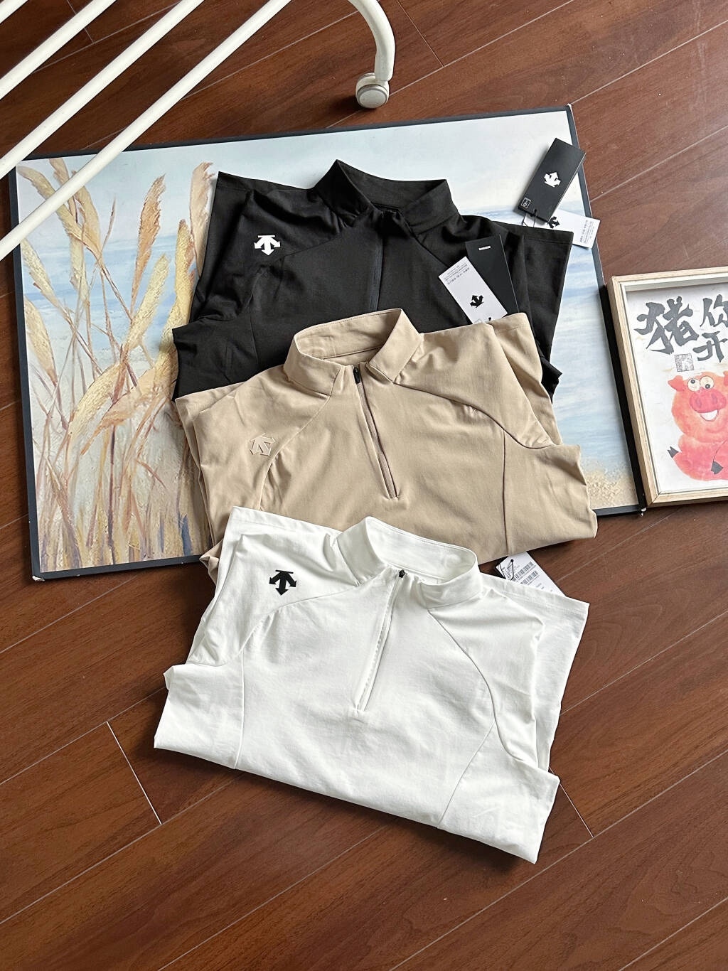 2026春秋新款迪桑特DESCENT  TRAINING 秋季新款半拉男士SOLOTEX長袖
功能型速乾，上身超級舒服，男士內搭打底良品！好貨不多，速度備起來啦！
清遠代工，純正出口的訂單，同款國內門店有售，
 德國拜耳公司的頂級面料！上身巨舒服，運動健身不拘束，，超強！中等厚度，不厚，上身無拘束感運動時直接外穿也OK！
  純色經典款，適合任意年齡段，任意場合，立領風格，穩重又盡顯莊重，運動又不失休閒，真的超級經典的款式，室外運動、打籃球、跑步、羽毛球，上身一件足以！