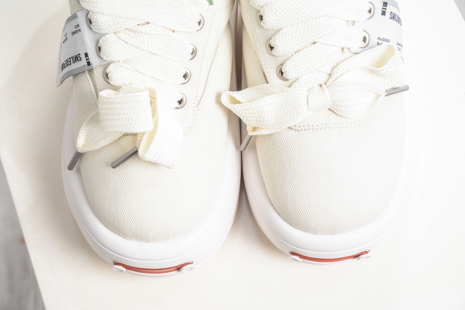 𝐒𝐦𝐢𝐥𝐞𝐫𝐞𝐩𝐮𝐛𝐥𝐢𝐜 SMI 開口笑麵包鞋系列 軟fufu的帆布鞋面透氣不悶腳，暴走一天也不累。5cm的雲朵厚底，悄悄拉長腿部線條，小個子秒變九頭身比例，視覺增高又完全不笨重。
尺碼：35 36 37 38 39 40 41 42 43 44