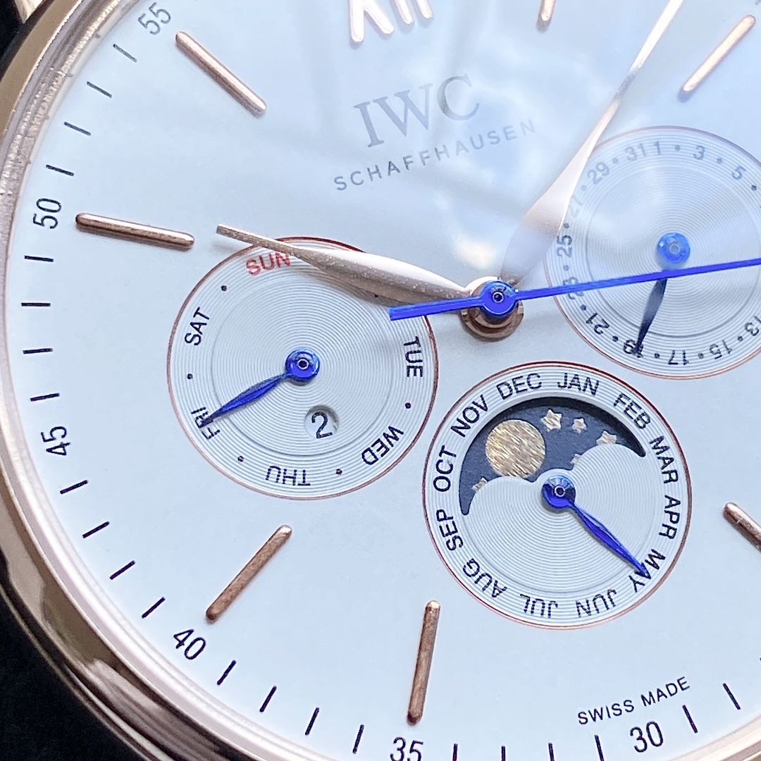 🔥顏值巔峰  傾情演繹🔥
IWC旗下最耀眼的明星，萬年一瞬，品鑒IWC萬國柏濤菲諾萬年曆腕表！
1⃣️ 【機芯】採用3836-2型自制機芯，其機芯運轉穩定，月相處更是1:1還原正品，在光線下月相中的星星太陽更是明亮發光，走時精准，幾乎零返修！
2️⃣【表殼】正品開模，1:1完美還原！腕表尺寸40mm，整個表殼採用獨家研發的CNC精磨工藝，與原裝工藝效果如出一轍！
3️⃣【錶盤】錶盤12刻度細節精益求精，1:1還原鍍銀錶盤，9位更是1:1還原閏年設計，採用雙面防反光拱形鍍膜鏡面，使其整體錶盤質感更佳