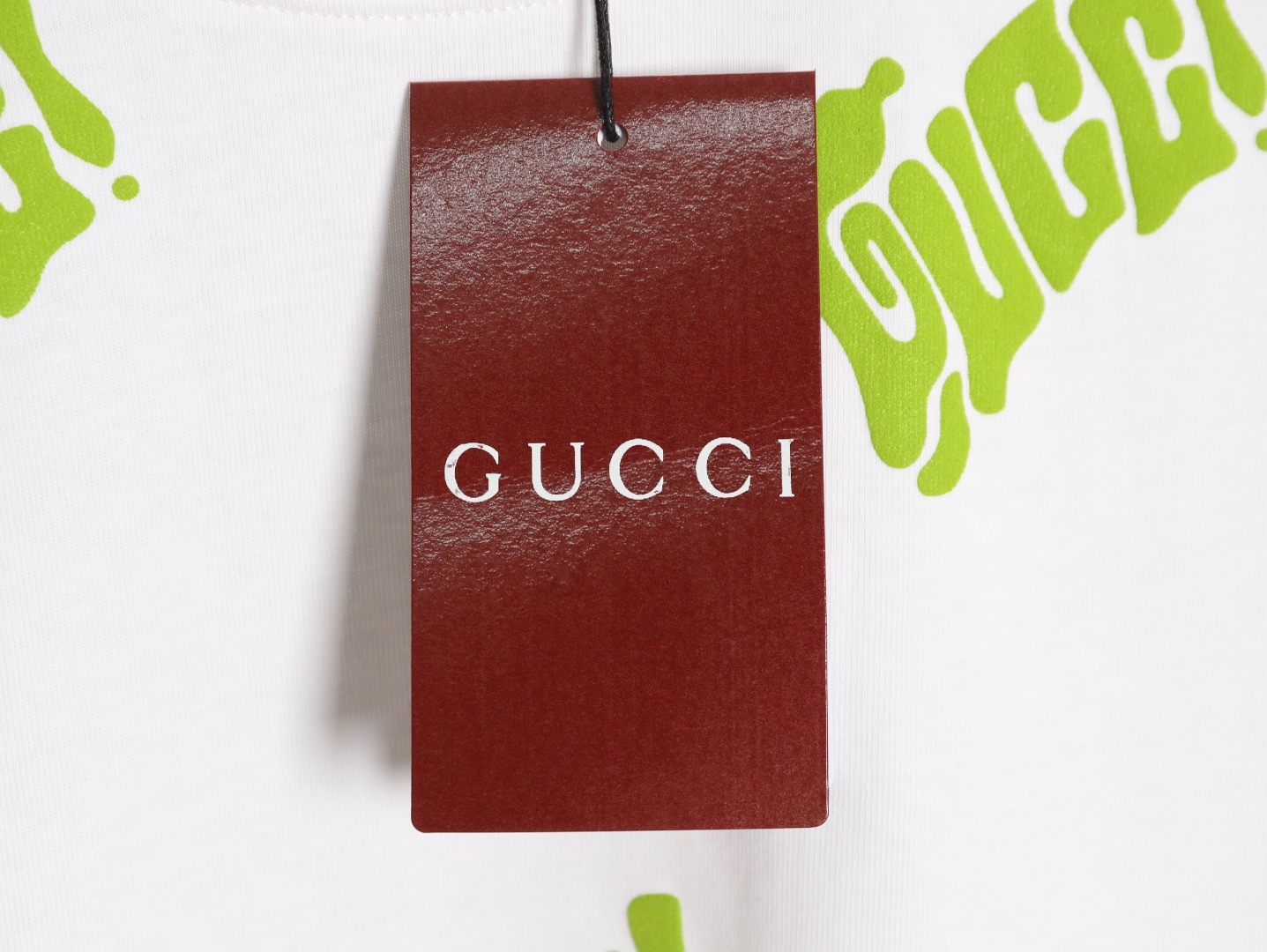 Gucci/古馳 25ss 綠色發泡印花短袖
GUCCI新款T恤採用重磅白色針織棉製成，通體檸檬綠Gucci刺繡倍添清新氣息。
A Size:S-XL