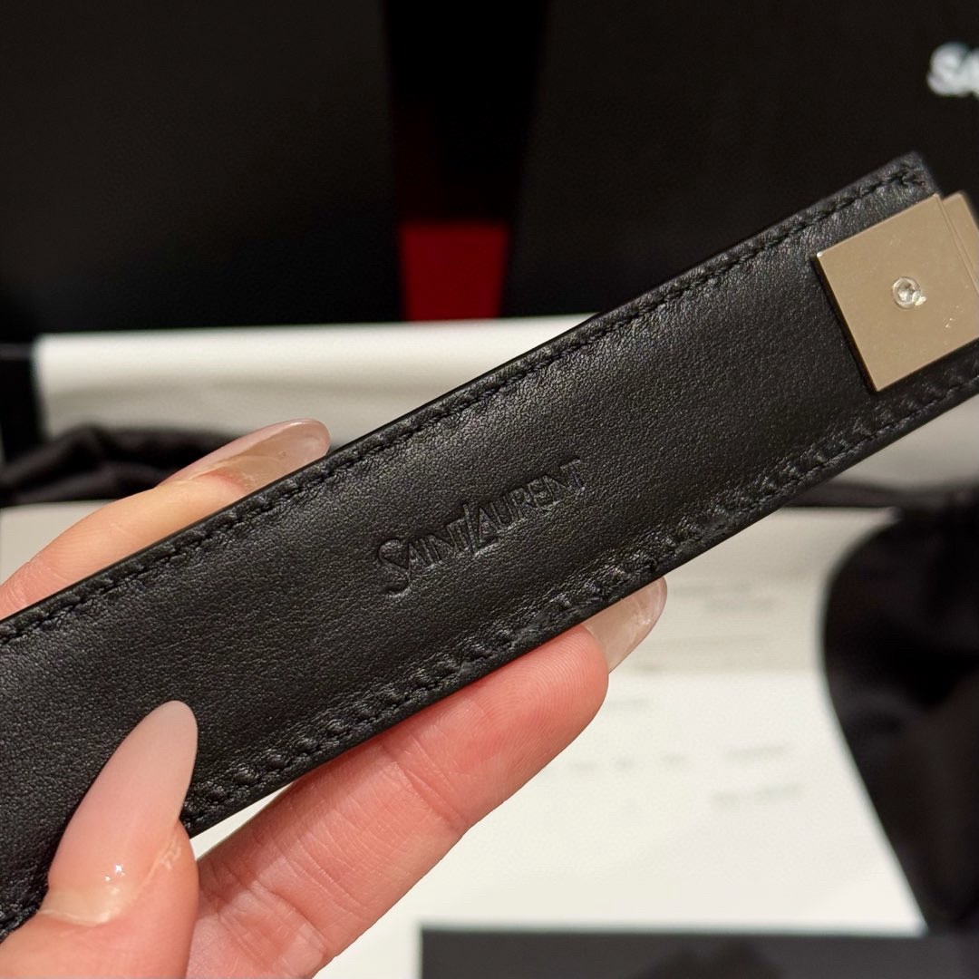 YSL頂級版復刻新寵腰帶
經典百搭款 搭配牛仔褲或者裙子都很好看 長短可調節 25mm寬 雙面進口小牛皮 精緻的真空鍍鈀搭扣飾有琺瑯字體效果