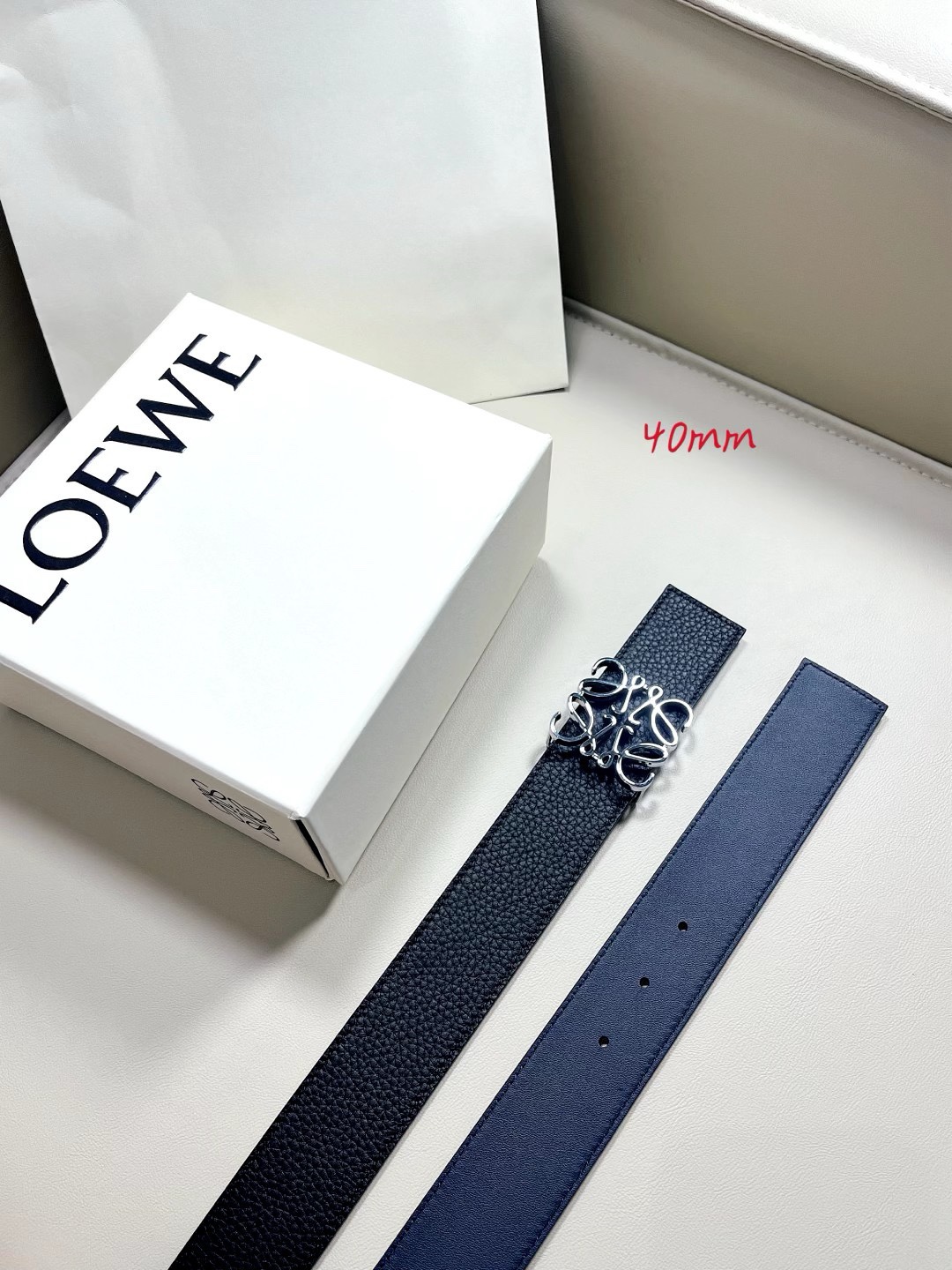 羅意威LoEWE 4.0cm正反兩穿腰帶，選用壓紋牛皮革製成，反復Anagram圖案