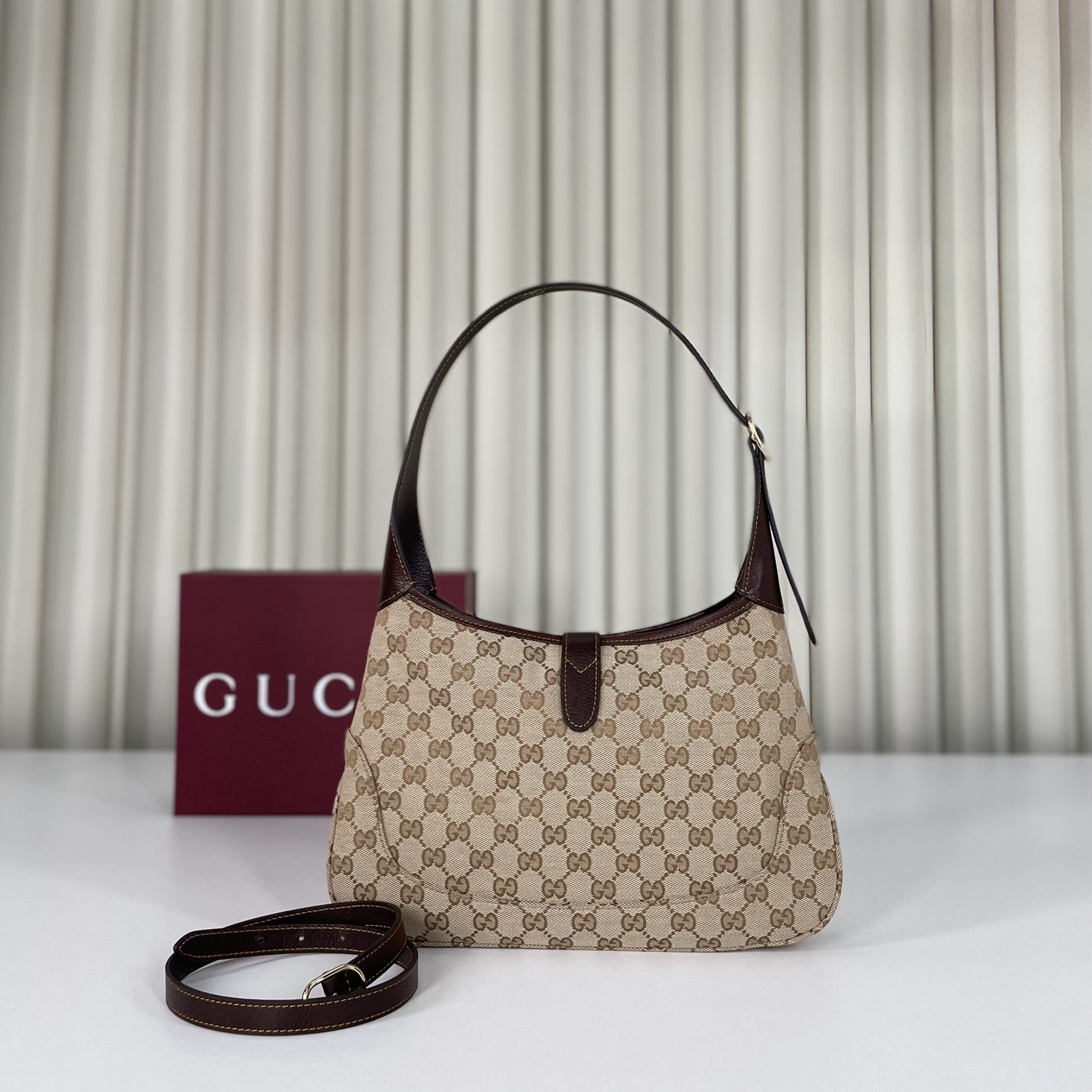 Gucci by Demna新系列，把Gucci的復古奢華玩出了新高度，新品的每一處細節都透著設計師的巧思，經典元素被重新演繹後更具辨識度，從日常腋下包到晚宴流蘇包，風格跨度大卻又統一得很高級。款號863136杏棕，尺寸28X19X4.5