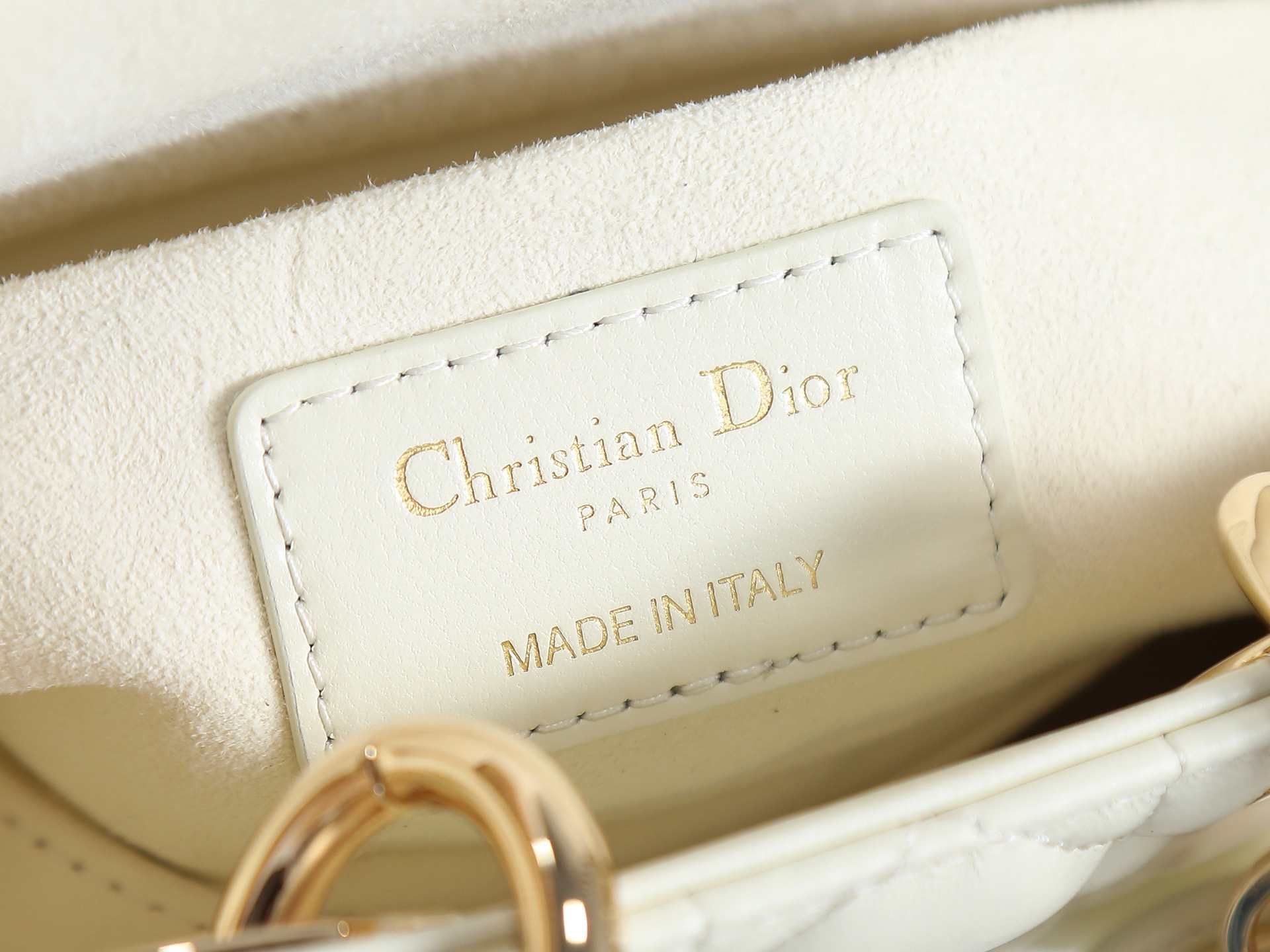 原廠級 白色 迷你尺寸
𝗗𝗶𝗼𝗿 𝗗-𝗝𝗼𝘆 𝗯𝗮𝗴羊皮2025款新款
時尚果然就是輪回，回歸了一把中古戴妃
長方包形，短鏈條➕細長肩帶直接封神！！
復古時髦感超強，真是什麼場合都可以把住
絕對是lady中的天花板了，強勢出圈啦姐妹們
款號：0636
尺寸：19x10.5x5.5cm
