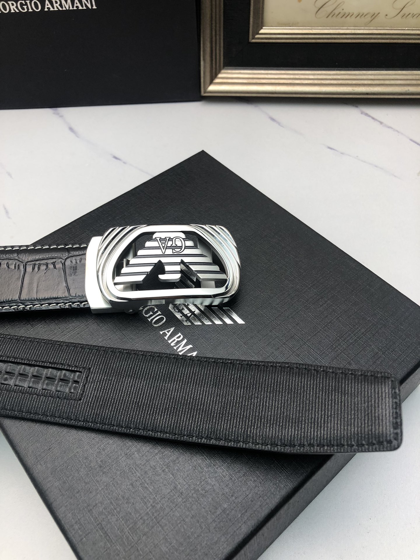 阿曼妮：原單頭層牛皮鰐魚紋面，內襯頭層小牛皮底，搭配原單自動扣，可裁剪的自動帶，此款腰帶面雙採用意大利原定廠制進口牛皮帶身 ，對專版櫃足寬3.5