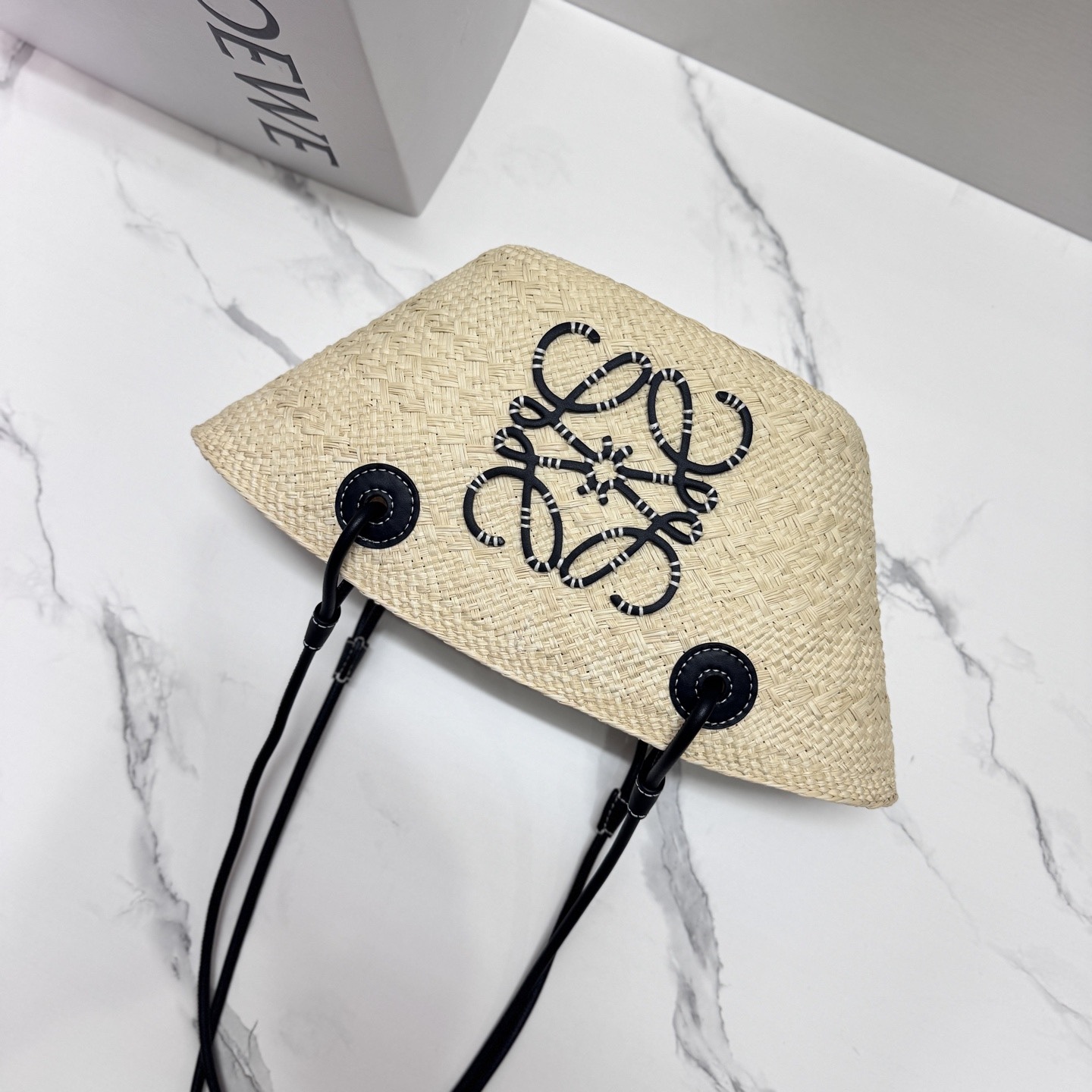 LO℮w℮🆕（高版本）🧺伊拉卡棕櫚纖維和牛皮革 Anagram Basket 手袋*一個傳統的籃子手袋*帶有經典的手工編織包身，管狀牛皮革帶子和頂部提手*以及一塊牛皮革 Anagram 壓紋貼片這個版本採用伊拉卡棕櫚製成，這種棕櫚樹在哥倫比亞種植、收穫並曬乾，然後由公平貿易原則指導的 Corporación Oficio y Arte 組織的女工匠編織。肩背或頂部提手攜帶*牛皮革系帶開合*可以使用個性化掛飾和帶子進行定制*無襯里*由於手工製作，尺寸可能略有不同，使每次購買都獨一無二🧺
