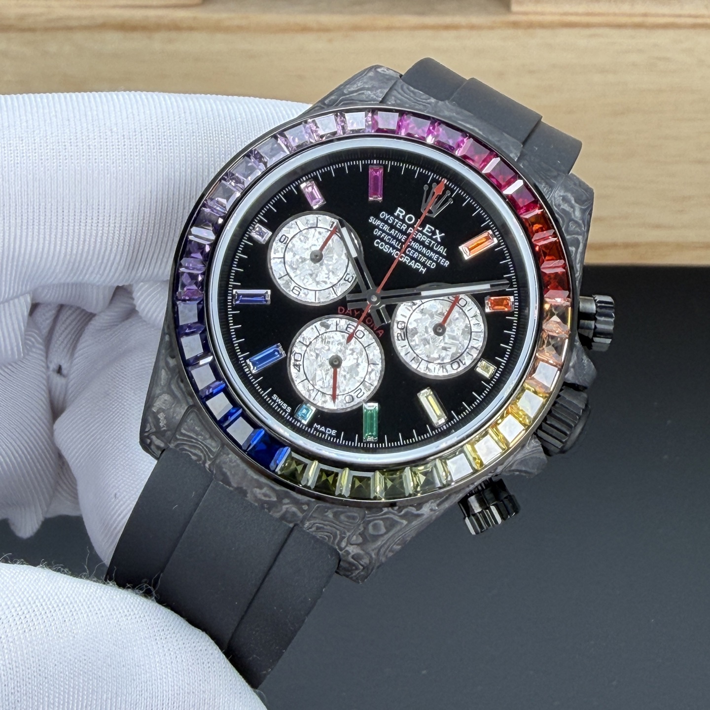 BLAKEN 頂配升級｜彩虹鑽·鉑金眼睛 4代迪通拿
BLAKEN Top Custom • Rainbow Diamond • Platinum Eye
Rolex Daytona 4th Gen 🔥
40mm 全碳纖維高端款｜實拍質感拉滿
Full Carbon Fiber • 40mm High-End Quality
✅ 72H Long Power Reserve
搭載4130一體機芯，72小時長續航，穩定耐用
✅ 魔術貼便攜式錶帶，佩戴方便快捷
Velcro portable strap