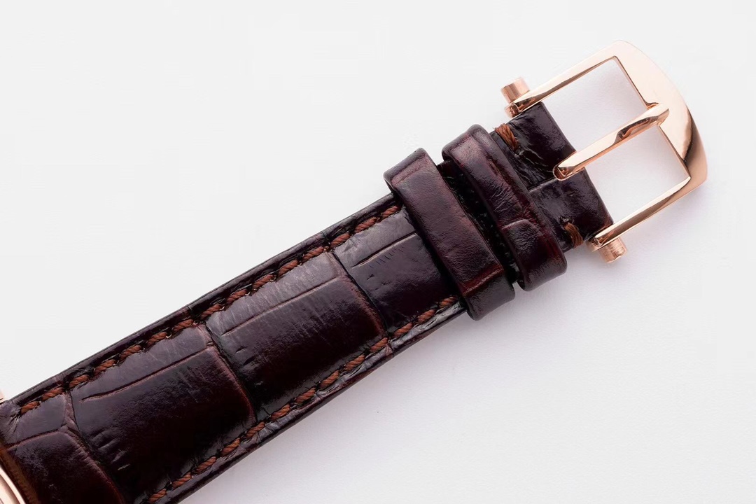 ZF超級大作 寶璣Tradition傳世系列！全自動逆跳秒針腕表！火爆來襲！

耗時近4年 潛心研發機芯 重金打造 至誠大作！——實現原裝全部功能！

【精彩細節】腕表尺寸40mmX11.65吻合正品ZF憑借豐富的復刻經驗，殼身打磨精細，造型簡潔精美，今纖薄表殼更顯優雅！上下採用整枚藍寶石水晶玻璃打造通透無比，充分展現了寶璣的經典設計。
【技術突破】超精密1比1原裝機芯開發研制而成。原本隱藏在錶盤底板之下的板橋、齒輪、擒縱機構、發條盒等機芯部件清晰展露。今精密機械運轉的奧秘毫無保留的呈現於眼前。10點鐘位