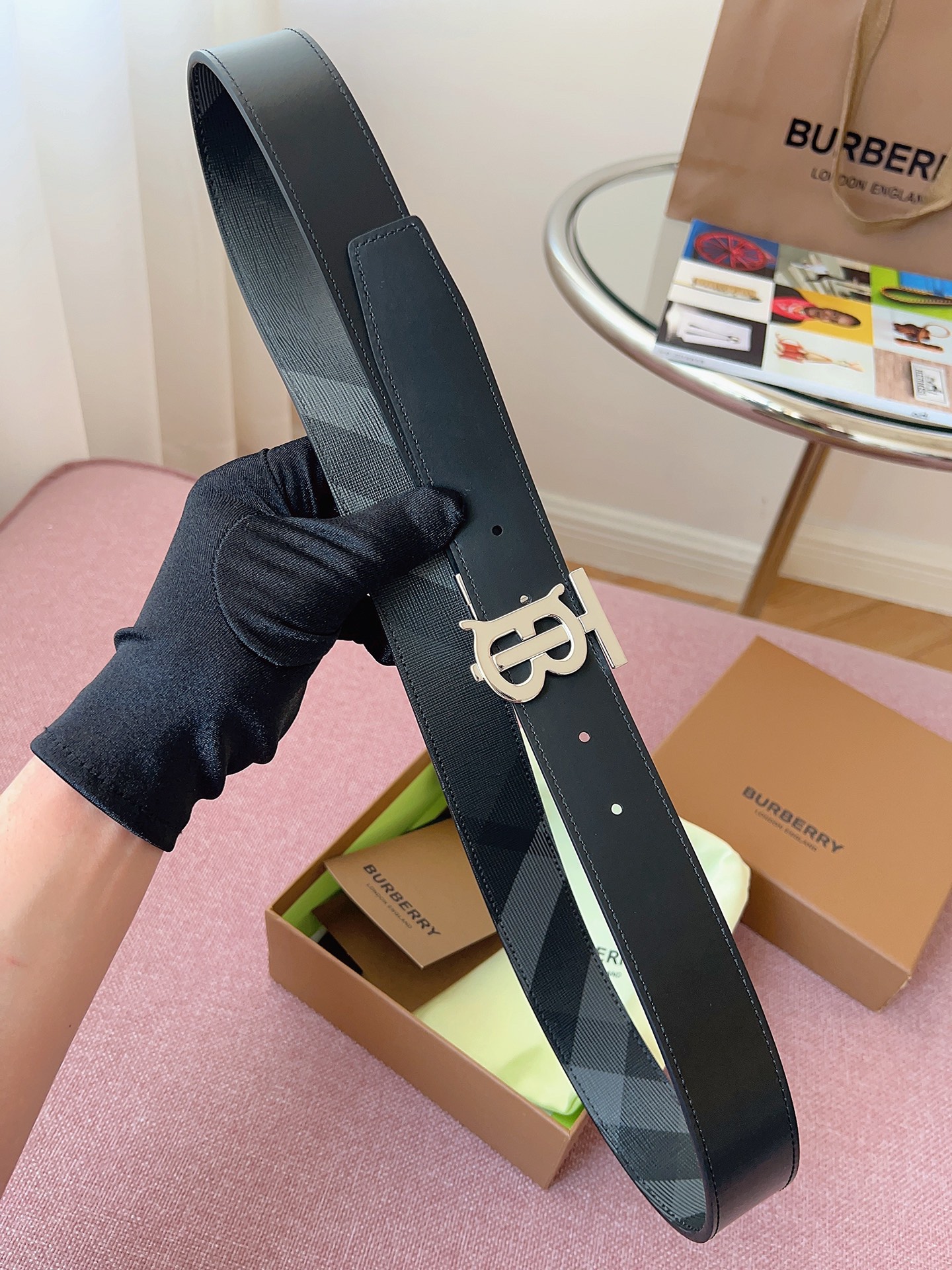 
Burberry博柏利品牌始終秉承傳統精髓，彰顯卓爾不凡的匠制工藝，優雅率性的英倫設計與銳意革新的時尚理念。3.5cm