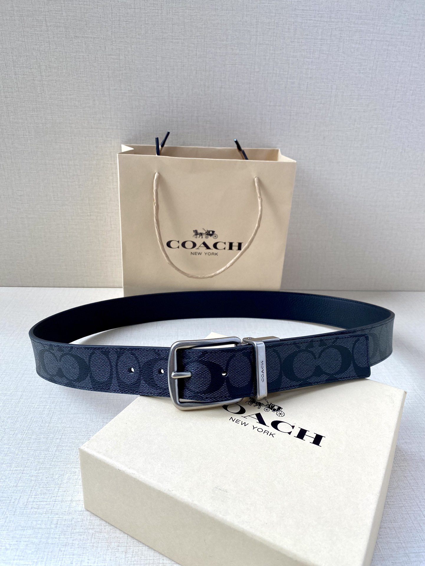 寬度3.8cm COACH 這款雙面腰帶一面為經典標誌帆布材質，另一面為精制皮革材質，配有標誌性扣件，將兩種外形合二為一。通過簡單的說明，可用剪刀剪裁至完美合身度。
標誌印花配頭層牛皮
可裁剪
雙面
38M (寬)