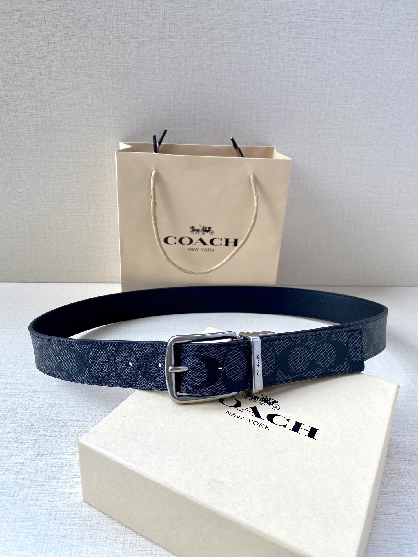 寬度3.8cm COACH 這款雙面腰帶一面為經典標誌帆布材質，另一面為精制皮革材質，配有標誌性扣件，將兩種外形合二為一。通過簡單的說明，可用剪刀剪裁至完美合身度。
標誌印花配頭層牛皮
可裁剪
雙面
38M (寬)
