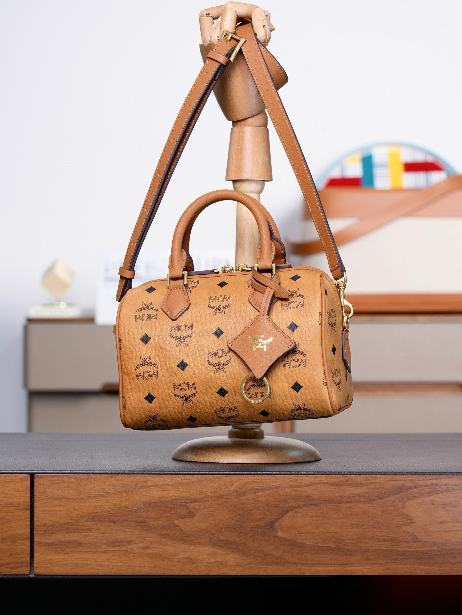 ®全新升級®官網同步
𝙈𝘾𝙈 𝙀𝙡𝙡𝙖 𝘽𝙤𝙨𝙩𝙤𝙣
乾邑色𝙎𝙢𝙖𝙡𝙡#波士頓枕頭包

·CP獨家出品｜乾邑色
這款Visetos波士頓包採用天然Nappa皮革飾邊、皮革吊牌及掛鎖設計。
這款小號Ella波士頓包誕生於慕尼黑的黃金時代，是一款日用肩背包。皮革吊牌及雕花Logo金屬掛鎖的設計靈感源自品牌的旅行傳統，直接取材於品牌的經典旅行箱。

型號：MWBFAEA03PZ001
尺寸：25*14*16cm
肩帶：可調節93-109cm
開合：拉鍊式
顏色：乾邑色/