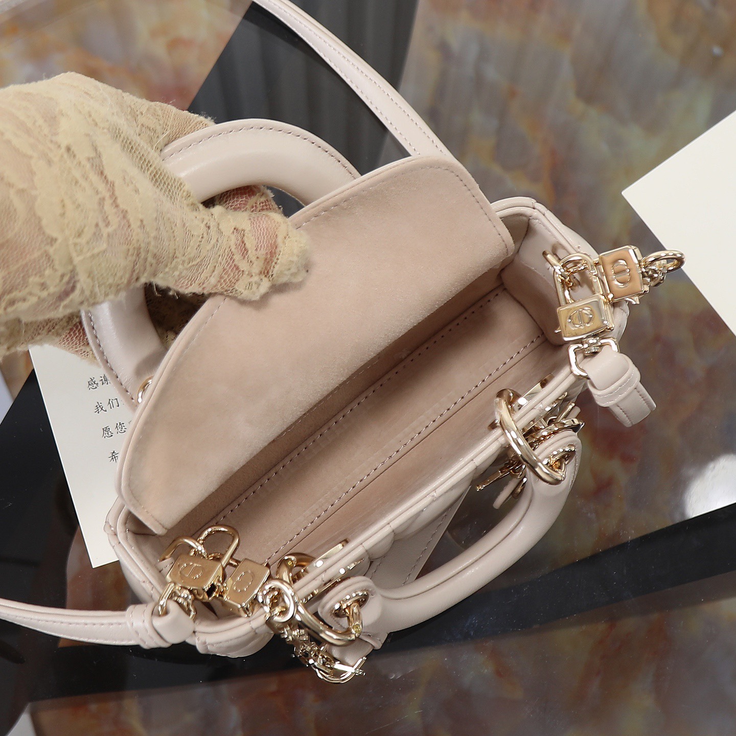 D-joy  原廠級別 

mini尺寸 米色現貨‼️

全新D-joy強勢回歸，最新mini號✔️大爆款的節奏🔥，包包自帶兩條肩帶，多種背法🙋🏻‍♀️，上身又美又颯，經典的菱格設計🥅，搭配柔軟的綿羊皮優雅又時尚🌿

size：16.5-6-10cm
