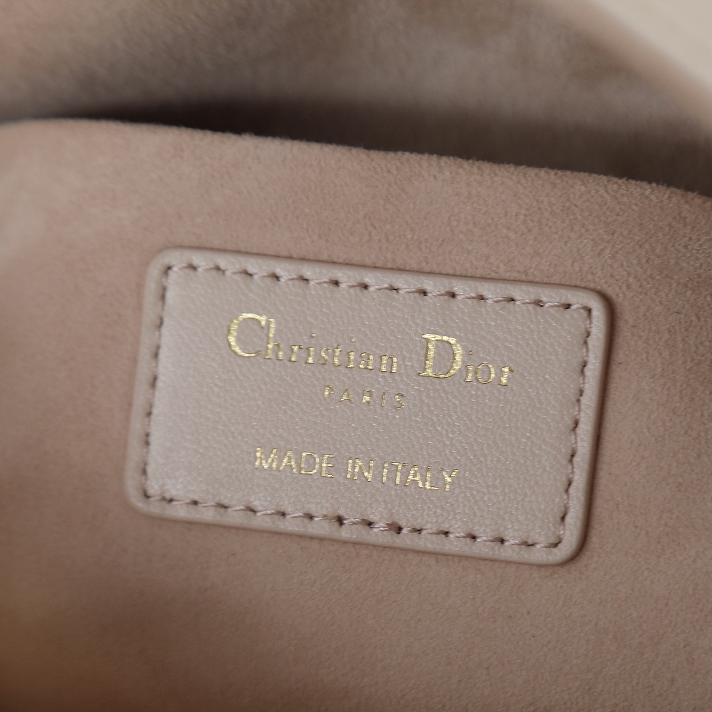 D-joy  原廠級別 

中號尺寸 米色現貨‼️

全新D-joy強勢回歸，最新中號✔️大爆款的節奏🔥，包包自帶兩條肩帶，多種背法🙋🏻‍♀️，上身又美又颯，經典的菱格設計🥅，搭配柔軟的綿羊皮優雅又時尚🌿

size：26-6-14cm
