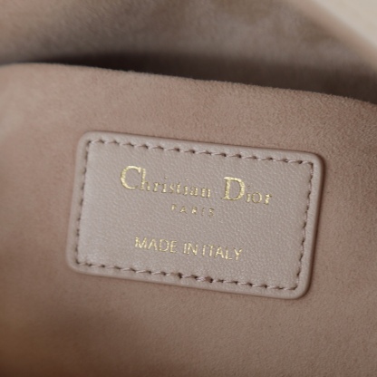 D-joy  原廠級別 

中號尺寸 米色現貨‼️

全新D-joy強勢回歸，最新中號✔️大爆款的節奏🔥，包包自帶兩條肩帶，多種背法🙋🏻‍♀️，上身又美又颯，經典的菱格設計🥅，搭配柔軟的綿羊皮優雅又時尚🌿

size：26-6-14cm
