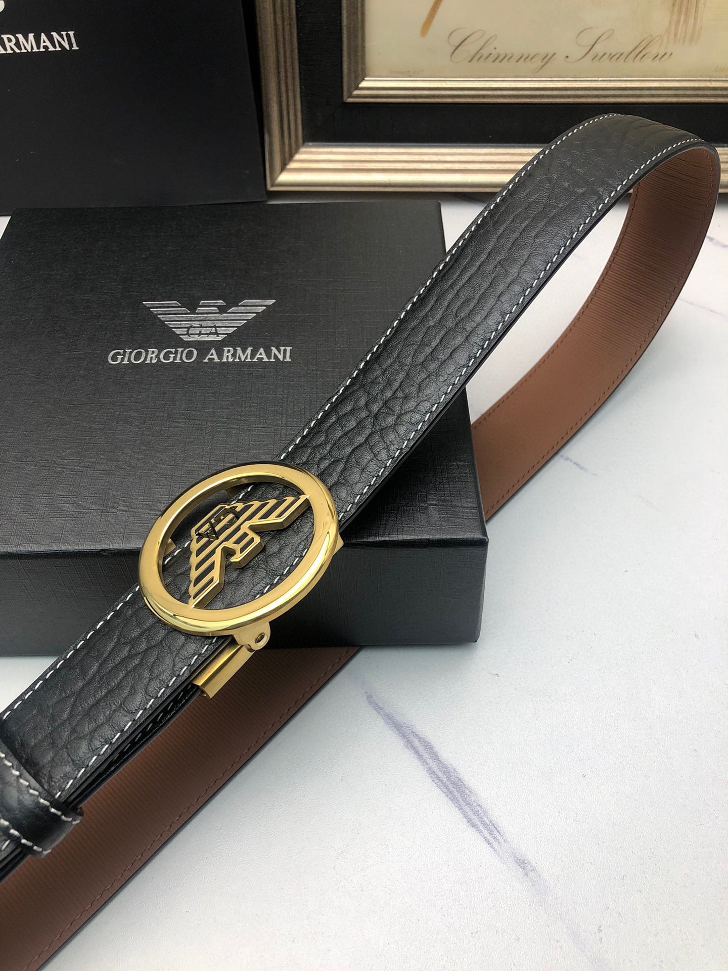 阿曼妮：原單頭層牛皮大象皮紋面，內襯頭層小牛皮底，搭配原單自動扣，可裁剪的自動帶，此款腰帶面雙採用意大利原定廠制進口牛皮帶身 ，對專版櫃足寬3.5