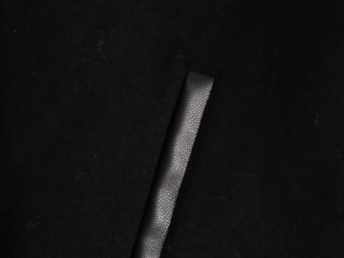 🔝CELINE賽琳CE 大C毛呢皮袖連帽外套
主體採用羊毛混紡面料，經特殊編織工藝打造，質地厚實而不失柔軟，呈現細膩的啞光光澤。羊毛纖維經過預縮處理，有效避免穿著後的變形與起球，同時保留天然的保暖性與透氣性。衣袖部分選用皮革，通過特殊處理賦予皮革細膩的粒面紋理與溫潤光澤，隨著穿著會逐漸形成獨特的使用痕跡，成為專屬的時光印記。內襯採用100%粘膠纖維，手感絲滑且垂墜感佳，與面料形成良好的內外呼應，提升穿著舒適度。
胸前C字貼飾採用毛巾繡工藝，以6mm粗細的紗線層層堆疊，形成飽滿的立體肌理。刺繡