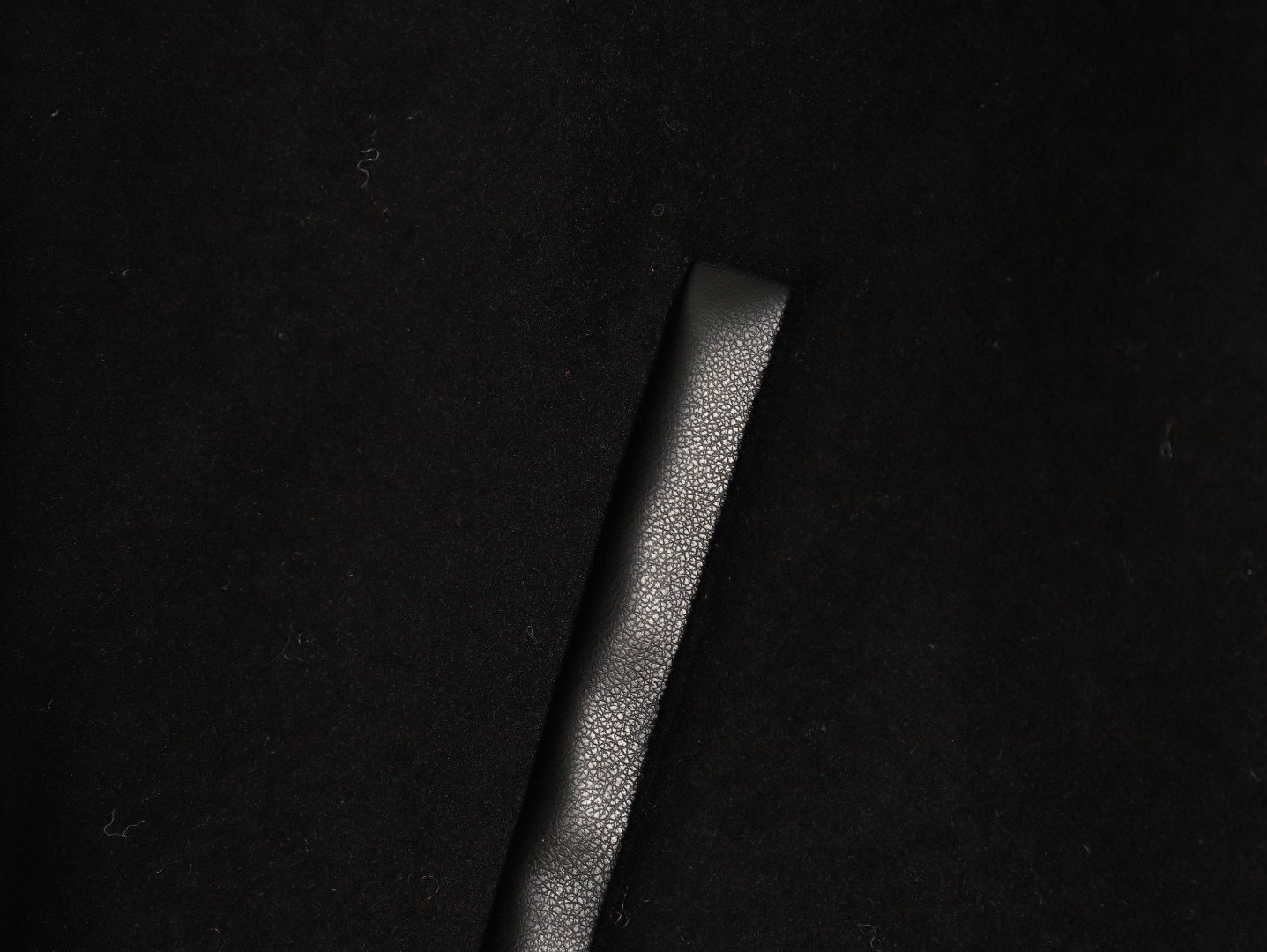 🔝CELINE賽琳CE 大C毛呢皮袖連帽外套
主體採用羊毛混紡面料，經特殊編織工藝打造，質地厚實而不失柔軟，呈現細膩的啞光光澤。羊毛纖維經過預縮處理，有效避免穿著後的變形與起球，同時保留天然的保暖性與透氣性。衣袖部分選用皮革，通過特殊處理賦予皮革細膩的粒面紋理與溫潤光澤，隨著穿著會逐漸形成獨特的使用痕跡，成為專屬的時光印記。內襯採用100%粘膠纖維，手感絲滑且垂墜感佳，與面料形成良好的內外呼應，提升穿著舒適度。
胸前C字貼飾採用毛巾繡工藝，以6mm粗細的紗線層層堆疊，形成飽滿的立體肌理。刺繡