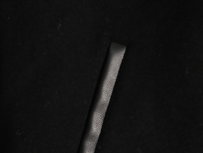 🔝CELINE賽琳CE 大C毛呢皮袖連帽外套
主體採用羊毛混紡面料，經特殊編織工藝打造，質地厚實而不失柔軟，呈現細膩的啞光光澤。羊毛纖維經過預縮處理，有效避免穿著後的變形與起球，同時保留天然的保暖性與透氣性。衣袖部分選用皮革，通過特殊處理賦予皮革細膩的粒面紋理與溫潤光澤，隨著穿著會逐漸形成獨特的使用痕跡，成為專屬的時光印記。內襯採用100%粘膠纖維，手感絲滑且垂墜感佳，與面料形成良好的內外呼應，提升穿著舒適度。
胸前C字貼飾採用毛巾繡工藝，以6mm粗細的紗線層層堆疊，形成飽滿的立體肌理。刺繡