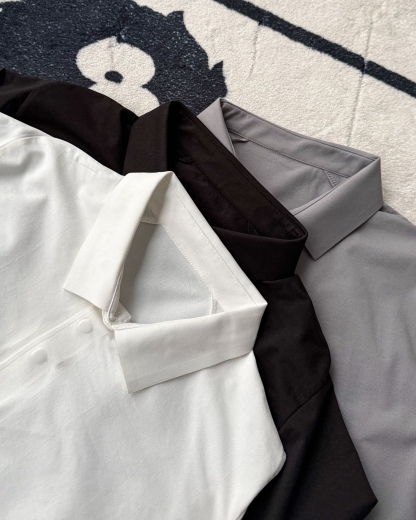 春季新款DESCENTE迪桑特吸濕長袖防曬+抗菌SECOt恤翻領POLO
2026春季新款
大身採用迪桑特自研面料，具有吸濕速乾，UPF215+防曬及Polygiene抑菌功能門襟採用激光切割工藝，結合肩部超聲波貼合工藝，提升細節品質感領口，門襟及下擺均採用熱壓工藝，外觀平整
頻繁穿梭於不同目的地航站樓，美學與實用兼具的著裝是應對高強度，快節奏，多場景工作的基礎。將戶外防護功能面料與都市生活設計剪裁兼容並蓄，實現全日多場景無縫切換讓戶外成為生活的新常態。