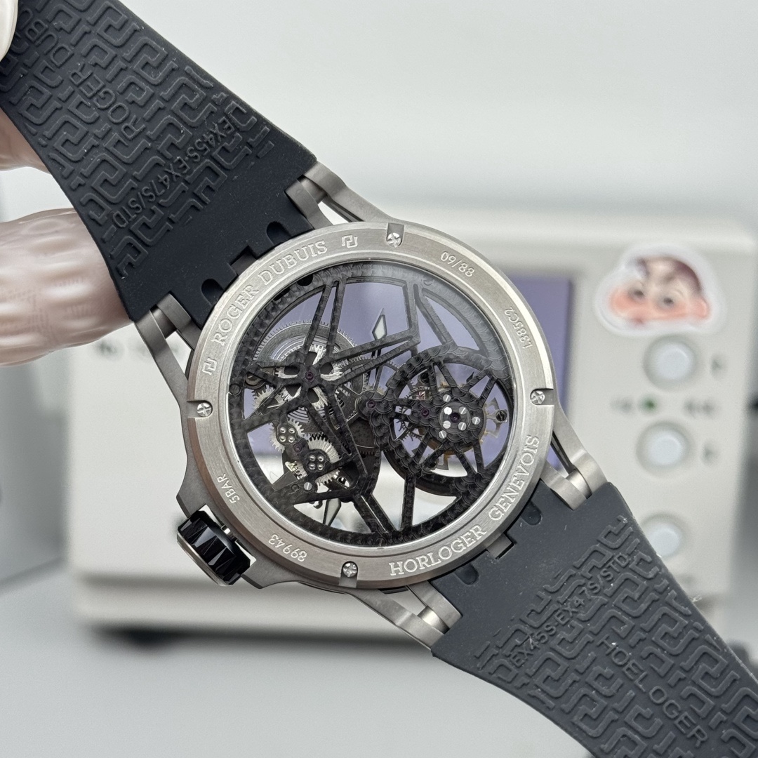 『新廠-NEW Factory』王者歸來唯一鈦金屬表殼.型號：RDDBEX0479腕表，這款腕表極具羅傑杜彼品牌代表性的設計，星型的框架設計，凱爾特十字架形陀飛輪，配有秒盤和小秒針，更顯機械感，幾乎一眼就可識別。表殼直徑45mm，厚度13.5毫米，搭載海鷗定制RD505SQ手動上鏈機芯，機芯上夾板與魚鱗紋打磨在內的各種超卓精修。          
（非市面其他小廠可比）
1.表殼：鈦合金表殼與原裝同步
2.機芯：一體陀飛輪機芯以六方位精准調校。儲能動力長達：50小時，機芯的主夾板和輪隙與原裝一致，