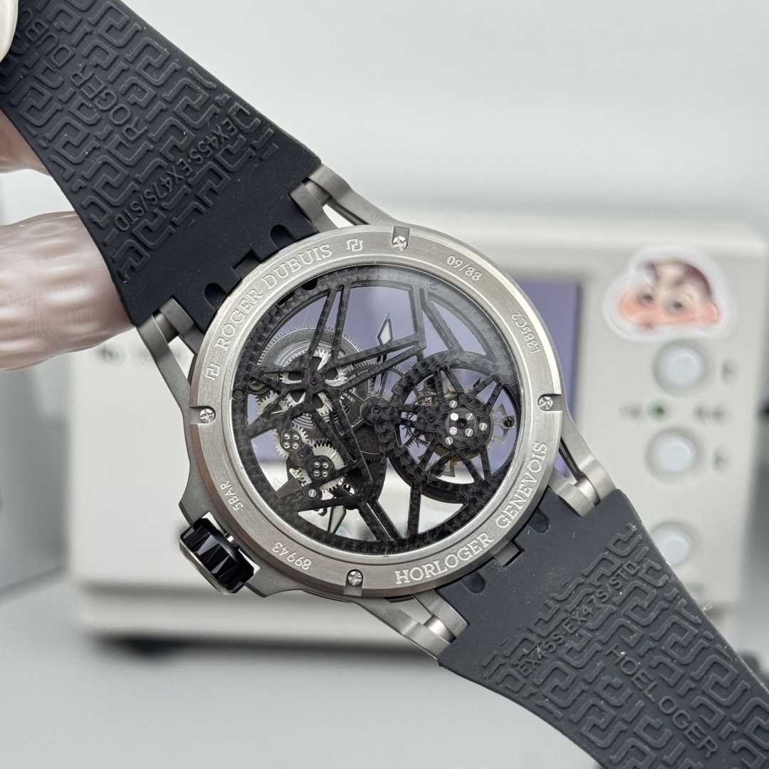 『新廠-NEW Factory』王者歸來唯一鈦金屬表殼.型號：RDDBEX0479腕表，這款腕表極具羅傑杜彼品牌代表性的設計，星型的框架設計，凱爾特十字架形陀飛輪，配有秒盤和小秒針，更顯機械感，幾乎一眼就可識別。表殼直徑45mm，厚度13.5毫米，搭載海鷗定制RD505SQ手動上鏈機芯，機芯上夾板與魚鱗紋打磨在內的各種超卓精修。          
（非市面其他小廠可比）
1.表殼：鈦合金表殼與原裝同步
2.機芯：一體陀飛輪機芯以六方位精准調校。儲能動力長達：50小時，機芯的主夾板和輪隙與原裝一致，