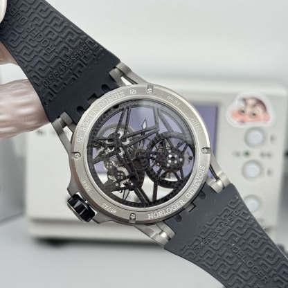 『新廠-NEW Factory』王者歸來唯一鈦金屬表殼.型號：RDDBEX0479腕表，這款腕表極具羅傑杜彼品牌代表性的設計，星型的框架設計，凱爾特十字架形陀飛輪，配有秒盤和小秒針，更顯機械感，幾乎一眼就可識別。表殼直徑45mm，厚度13.5毫米，搭載海鷗定制RD505SQ手動上鏈機芯，機芯上夾板與魚鱗紋打磨在內的各種超卓精修。          
（非市面其他小廠可比）
1.表殼：鈦合金表殼與原裝同步
2.機芯：一體陀飛輪機芯以六方位精准調校。儲能動力長達：50小時，機芯的主夾板和輪隙與原裝一致，