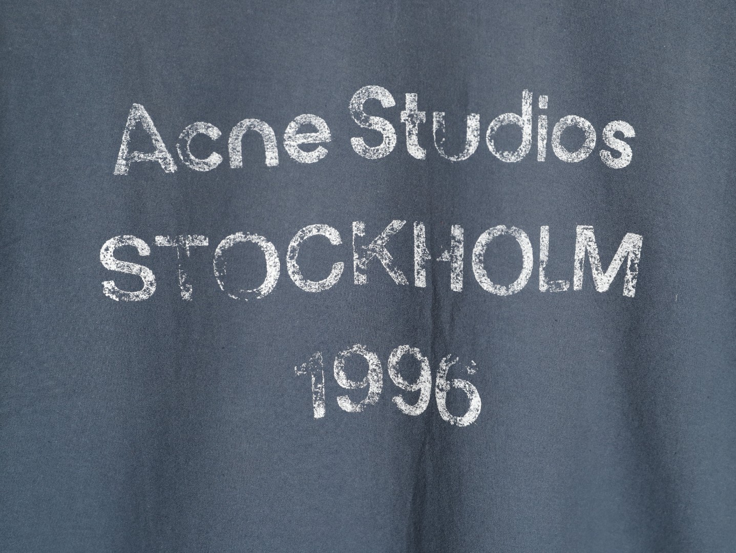 🔝Acne Studios 26SS 1996字母印花短袖T恤
面料是定制定染的32支220g原版雙紗棉，胚布經過高盂環保染色，裁大貨前還要進行高溫環縮水，降低縮水率的同時使得手感更柔軟舒適，印花方面必須五層膠漿，第一遍必須為進口打底漿，填平布料上極為細小的線洞，再由高溫床烤乾再劇頗色，採用油墨因熱平網印花，一共刷五層，每一層間隔為時間為30分鐘，才能保證出來的成品保持原版的質感，全套開發輔料
尺碼：S-XL