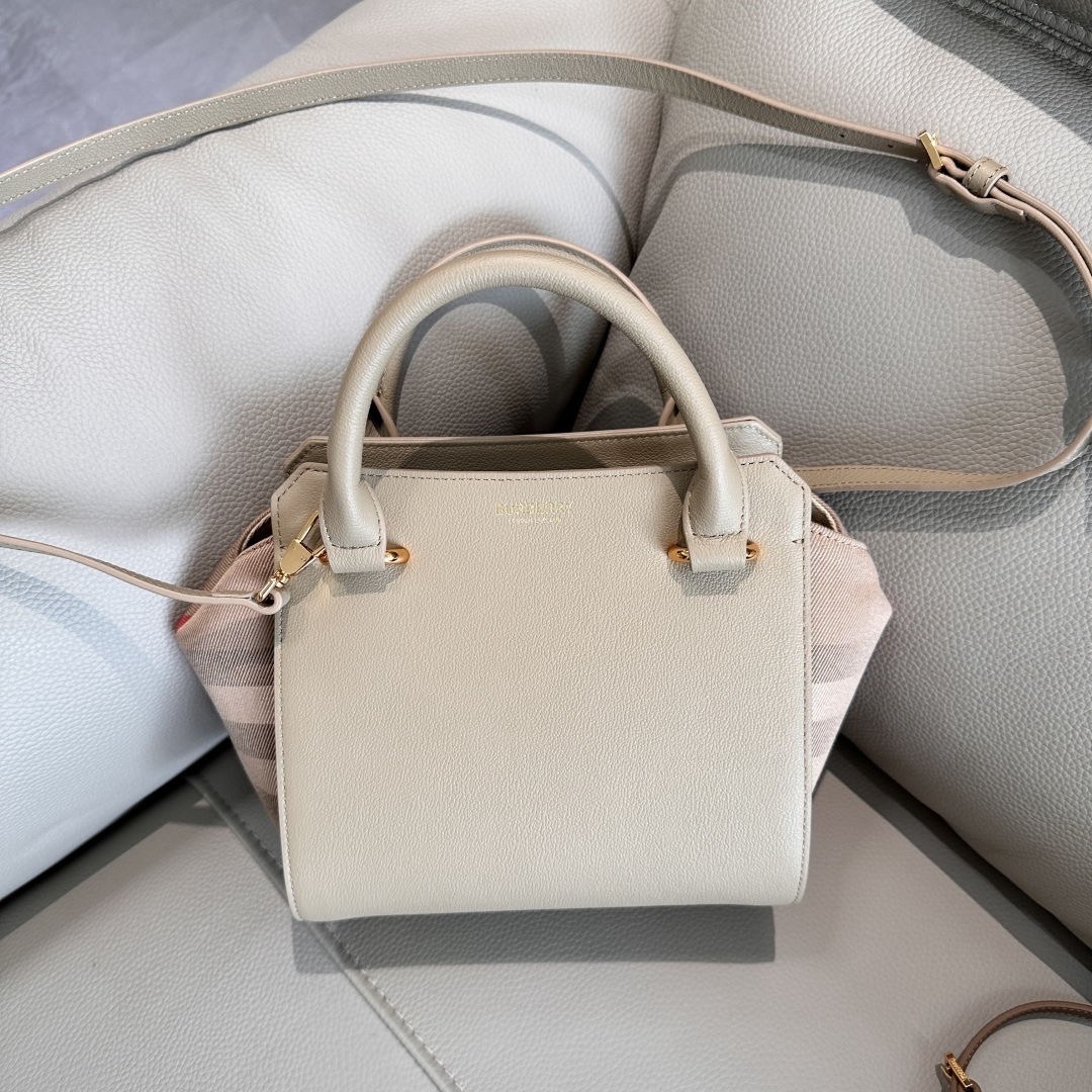 B家手提包斜挎包，經典棉質格紋帆布拼牛皮，袋口拉鍊設計，兩側可收攏展開，多種背法，上身效果超贊，尺寸：21/20/13，型號4881