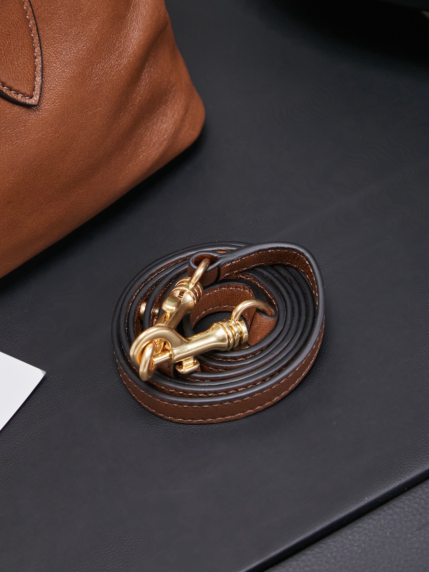 Aventure包袋展现出简约随性的魅力。重新诠释经典线条，这款柔软的Nappa变体展现出多功能和实用的态度，并通过精致独特的细节得到提升。aventure nappa皮革手袋灵感源自miu典藏设计，结构经过调整，变得更加轻便，焕发全新个性，饰以压花字母徽标，增添标志性元素，复古金色五金配件，亚麻混纺衬里，配拉链口袋和贴袋，长手腕适合用作手提或单肩
