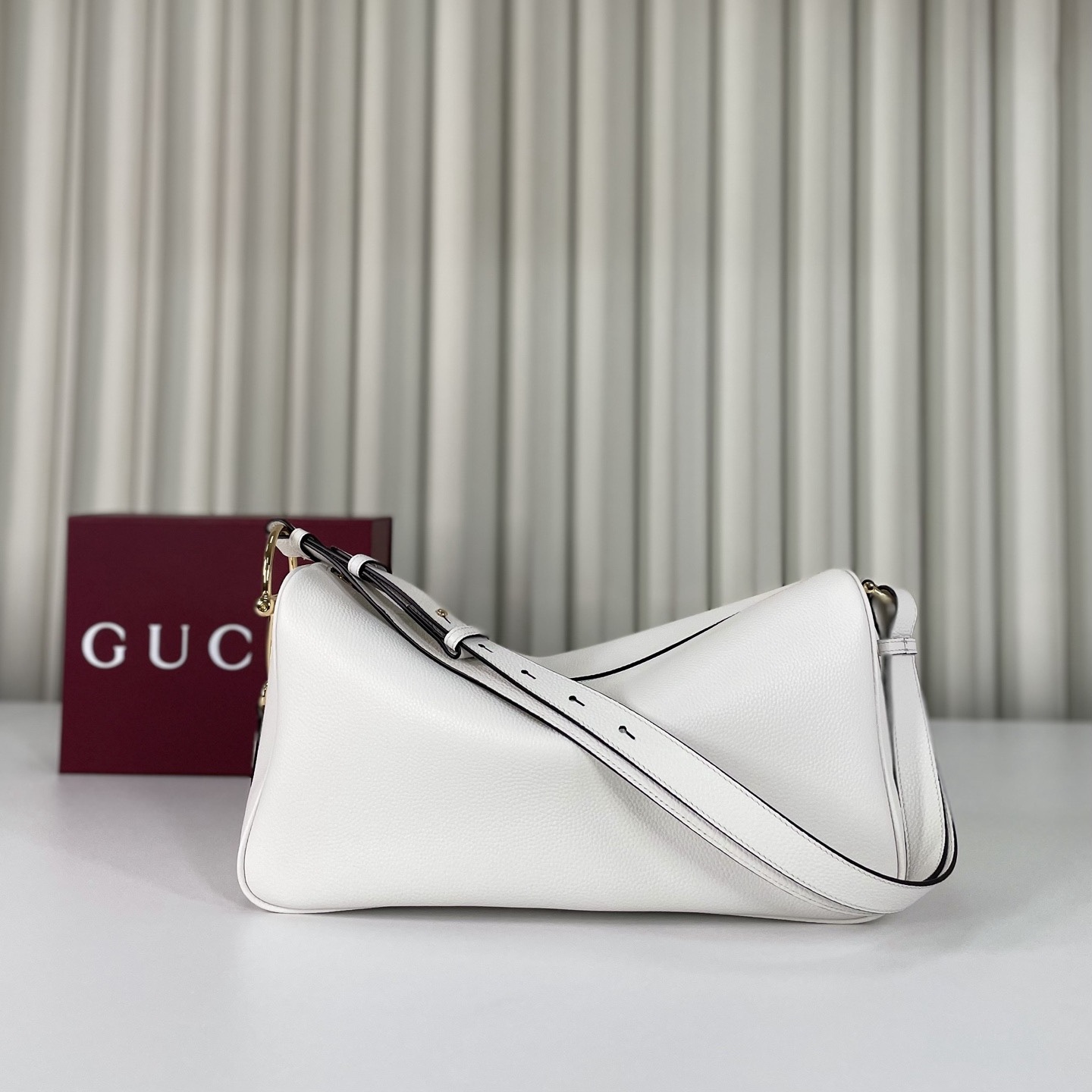 Gucci Half Horsebit系列大號肩背包，煥新呈現，以現代風格煥新演繹品牌最具標誌性的元素之一。該系列巧妙融蘊休閒廓形與標誌性的半馬銜扣配件，這也是其名稱的由來。內部：一個開口袋，可調節牛皮革肩帶，款號862530  尺寸38X20X15