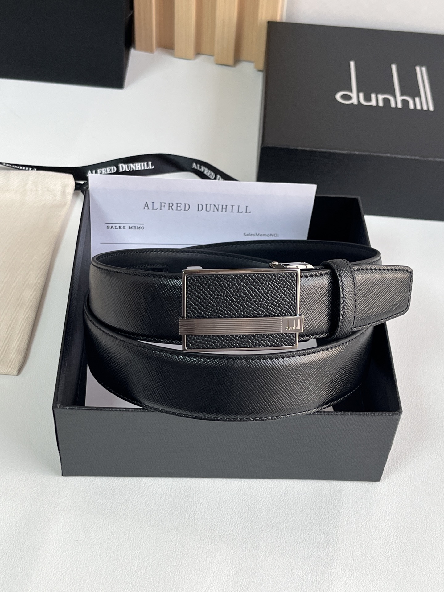 登喜路（Dunhill）是一家英國倫敦的男士奢侈品牌。皮帶以其精湛的工藝和經典的設計，成為男士配飾中的精品。皮帶的質感好、耐用性強，商務休閒百搭款！