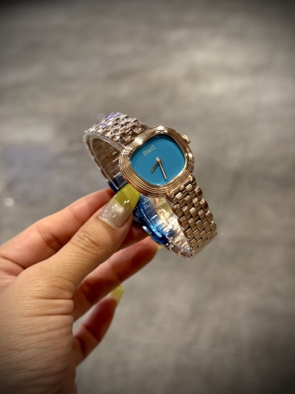 A8 factory•伯爵全新腕表 ﻿ #PiagetSixtie鎏金悅影系列 ﻿ 在瑞士鐘錶展「鐘錶與奇跡」閃亮登場！這款腕表游走於非凡制表工藝與黃金工藝之間，簡直是時尚與藝術的完美結合。Sixtie腕表採用獨特的梯形設計，重新詮釋1960年代末大膽華麗的風格，展現出獨特的魅力與優雅。
✨Sixtie系列腕表
✨直徑29毫米,
✨CNC數控雕刻精鋼梯形表殼
✨專櫃同步超薄厚度僅僅7mm
✨銀色太陽緞面打磨錶盤
✨316L精鋼錶鏈,搭載伯爵進口石英機芯  
認准A8出品！必屬精品！大廠品質！歡迎轉載！