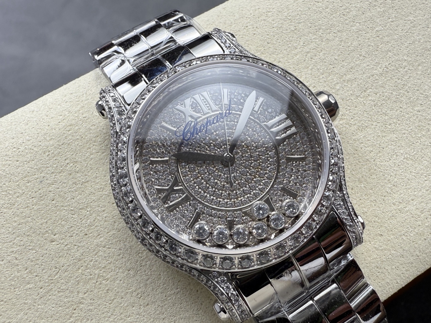 YF-新品🆕 滿鑽 快樂鑽36mm
2025最新款滿天星   原裝搭配美洲鰐魚錶帶 搭配2892機芯 蕭邦（HAPPY DIAMONDS）作為蕭邦最暢銷的系列一直以細膩的手法詮釋蕭邦標誌性靈動鑽石的概念，此系列作品柔美而時尚，都說男戴萬國女戴蕭邦 有金（進）有鑽（賺）寓意也很好。錶盤內的鑽石滾珠可自由滑行轉動，時來運轉 財運滾滾，讓每一位女性都以最迷人的造型驚艷世人。 這次給大家帶來的蕭邦快樂鑽系列 這次給大家帶來的蕭邦快樂鑽系列 是肖邦旗下最具代表性的腕表 最有特色的夾層玻璃的7顆，7顆鑽石產生自旋