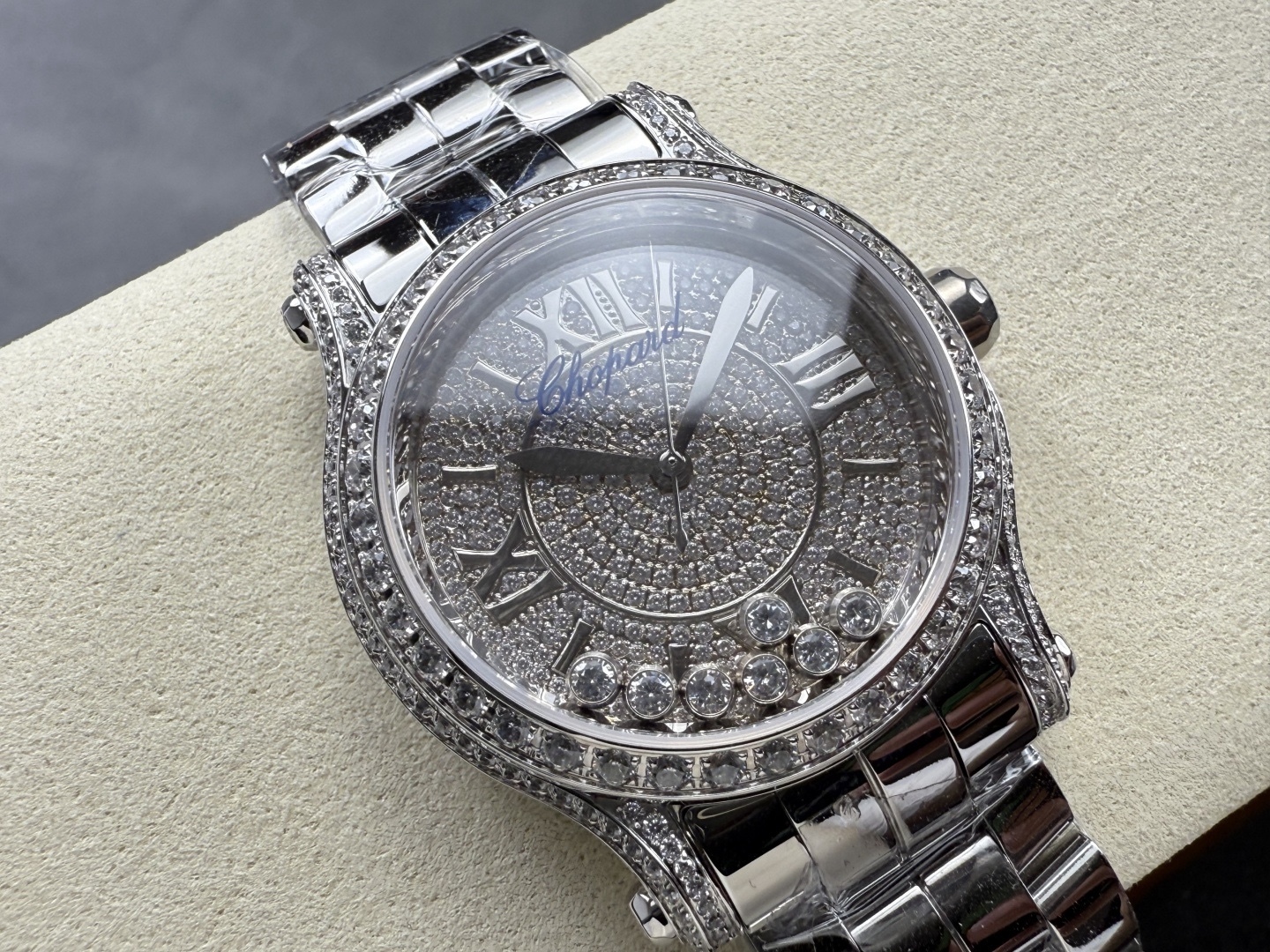 YF-新品🆕 滿鑽 快樂鑽36mm
2025最新款滿天星   原裝搭配美洲鰐魚錶帶 搭配2892機芯 蕭邦（HAPPY DIAMONDS）作為蕭邦最暢銷的系列一直以細膩的手法詮釋蕭邦標誌性靈動鑽石的概念，此系列作品柔美而時尚，都說男戴萬國女戴蕭邦 有金（進）有鑽（賺）寓意也很好。錶盤內的鑽石滾珠可自由滑行轉動，時來運轉 財運滾滾，讓每一位女性都以最迷人的造型驚艷世人。 這次給大家帶來的蕭邦快樂鑽系列 這次給大家帶來的蕭邦快樂鑽系列 是肖邦旗下最具代表性的腕表 最有特色的夾層玻璃的7顆，7顆鑽石產生自旋