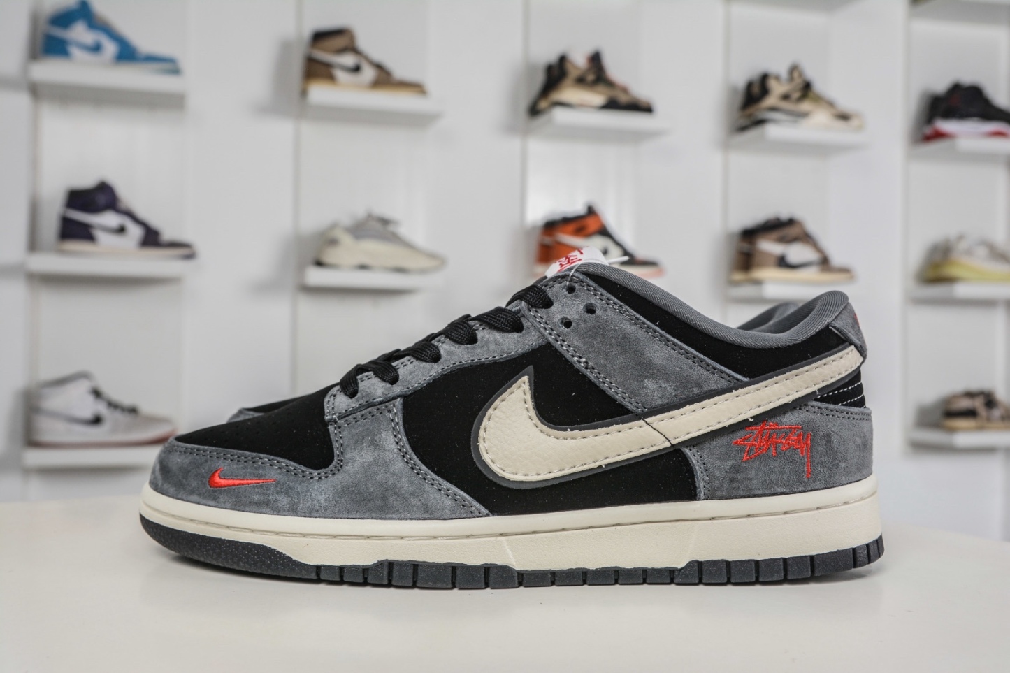 Nike SB Dunk Low X Stussy 斯圖西聯名—灰黑米白勾 
貨號:TX1688 003
尺碼：36 36.5 37.5 38 38.5 39 40 40.5 41 42 42.5 43 44 44.5 45