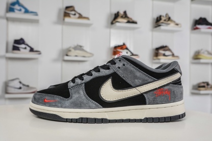 Nike SB Dunk Low X Stussy 斯圖西聯名—灰黑米白勾 
貨號:TX1688 003
尺碼：36 36.5 37.5 38 38.5 39 40 40.5 41 42 42.5 43 44 44.5 45