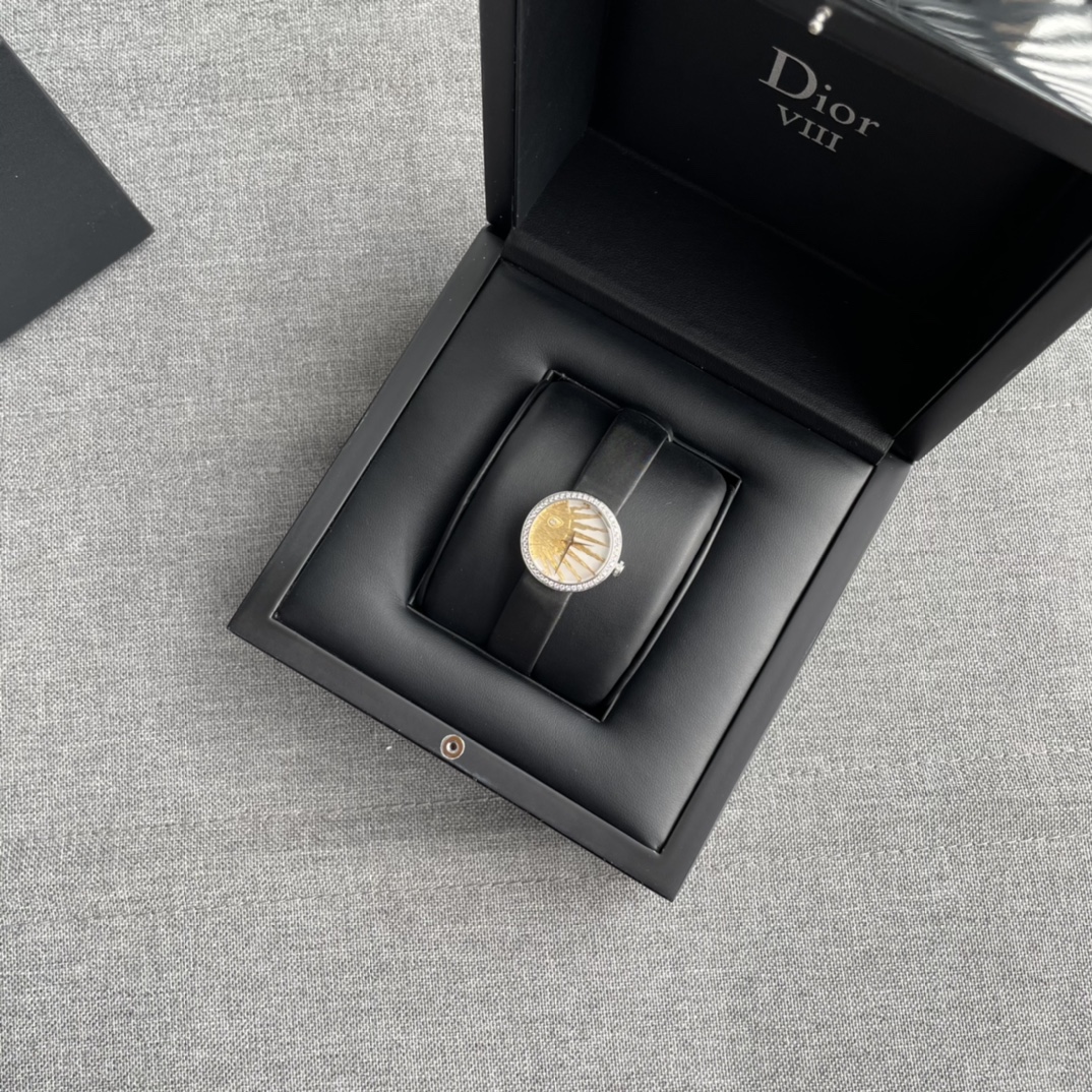 迪奧 今年最火的女表！LA D DE DIOR ROSE CÉLESTE 腕表，光看名字就不簡單！正面珍珠貝母底座，黃金雕琢的太陽圖案，背殼是拋光彎月圖案以及三顆鑲嵌鑽石的璀璨星辰。石英機芯，錶盤直徑25㎜，日常防水30米，沒太多功能，本身就是時裝表，你把它看作一個飾品就行。