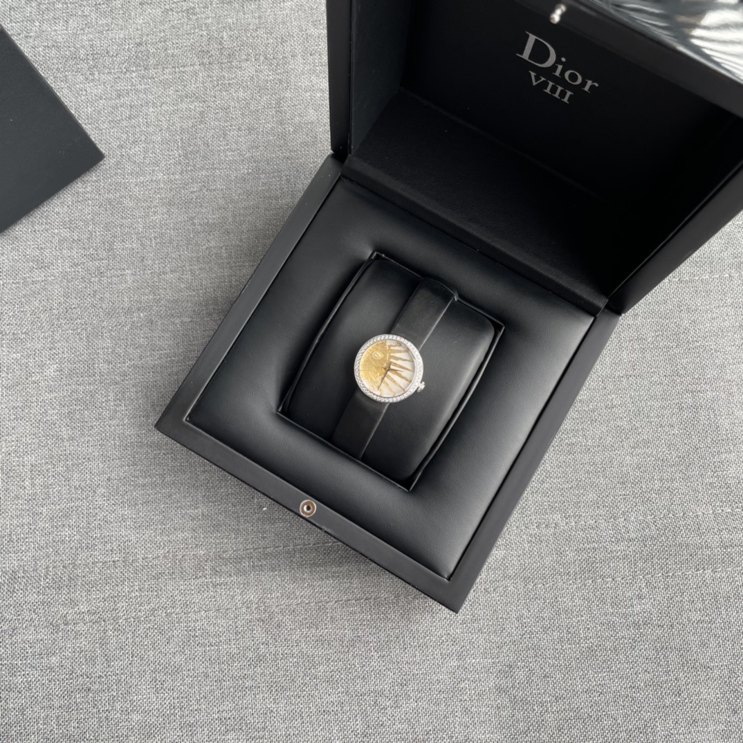 迪奧 今年最火的女表！LA D DE DIOR ROSE CÉLESTE 腕表，光看名字就不簡單！正面珍珠貝母底座，黃金雕琢的太陽圖案，背殼是拋光彎月圖案以及三顆鑲嵌鑽石的璀璨星辰。石英機芯，錶盤直徑25㎜，日常防水30米，沒太多功能，本身就是時裝表，你把它看作一個飾品就行。