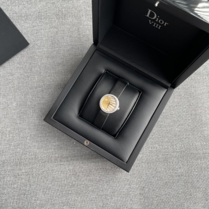 迪奧 今年最火的女表！LA D DE DIOR ROSE CÉLESTE 腕表，光看名字就不簡單！正面珍珠貝母底座，黃金雕琢的太陽圖案，背殼是拋光彎月圖案以及三顆鑲嵌鑽石的璀璨星辰。石英機芯，錶盤直徑25㎜，日常防水30米，沒太多功能，本身就是時裝表，你把它看作一個飾品就行。