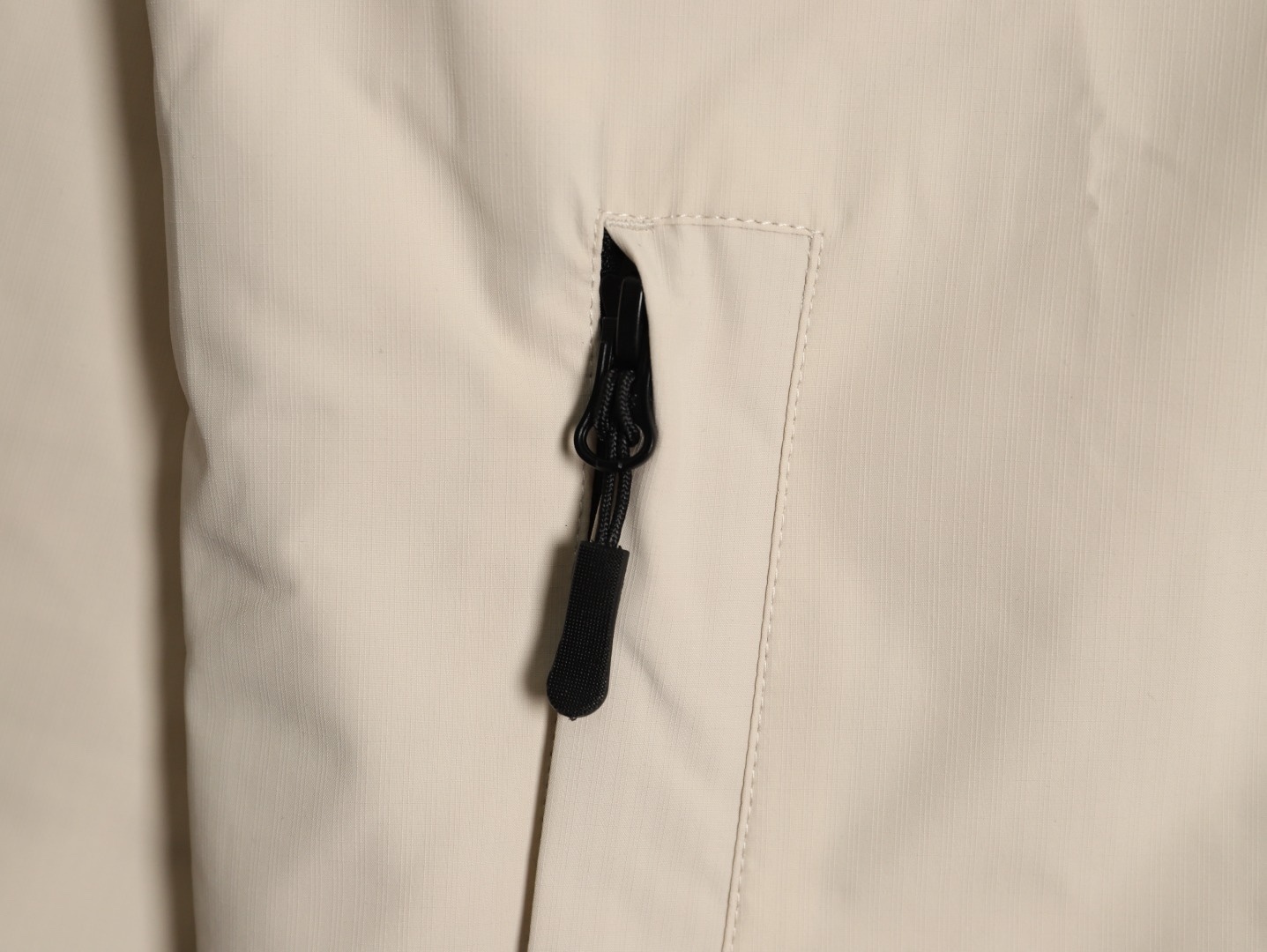 Stone Island/石頭島 24ss 手臂刺繡羅盤衝鋒衣外套
石頭島春季最熱單品 超級吸睛的一款衝鋒衣外套 一眼就能愛上 採用梭織防風防水面料 手感細膩順滑 寬松連帽的版型  水洗標一應俱全 細節滿滿的一款衝鋒衣 大廠代工 品質可靠 

-略帶復古感的機能衝鋒衣 城市徒步 戶外穿行都很出挑 男女都可以駕馭的一款潮流單品 
Color：黑色
A Size：S-XXL