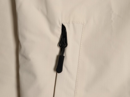 Stone Island/石頭島 24ss 手臂刺繡羅盤衝鋒衣外套
石頭島春季最熱單品 超級吸睛的一款衝鋒衣外套 一眼就能愛上 採用梭織防風防水面料 手感細膩順滑 寬松連帽的版型  水洗標一應俱全 細節滿滿的一款衝鋒衣 大廠代工 品質可靠 

-略帶復古感的機能衝鋒衣 城市徒步 戶外穿行都很出挑 男女都可以駕馭的一款潮流單品 
Color：黑色
A Size：S-XXL