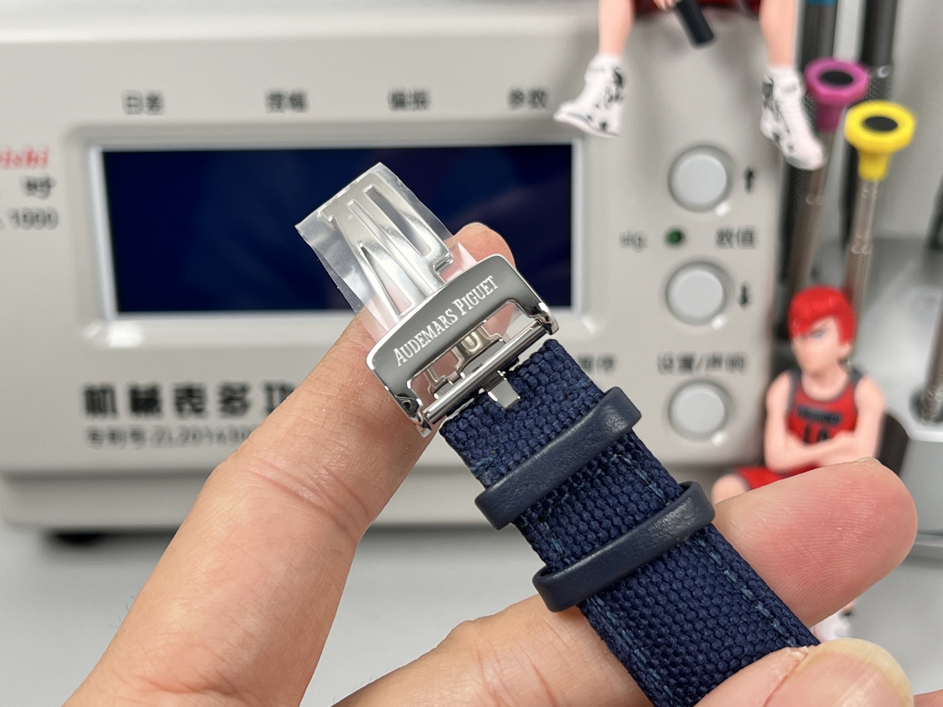 
新款愛彼真陀飛輪CODE11.59系列26396男士腕表！完美與個性的體驗！
1⃣️直徑42MM！表面玻璃採用水晶藍寶石玻璃。
2⃣️搭載Cal.2950全自動陀飛輪機芯，動力儲存60小時！
3⃣️錶帶採用進口意大利小牛皮以及帆布皮帶可選！
3⃣️表殼採用316L精鋼材質，整殼CNC高精准處理，密度與原裝吻合！          
4⃣️表面採用砂金石琺瑯錶盤
整體按照原裝顏色完美呈現！
5⃣️殼套分圈口.殼.底蓋三件套，整體角度完美體現拉絲工藝，品質與美的融合！