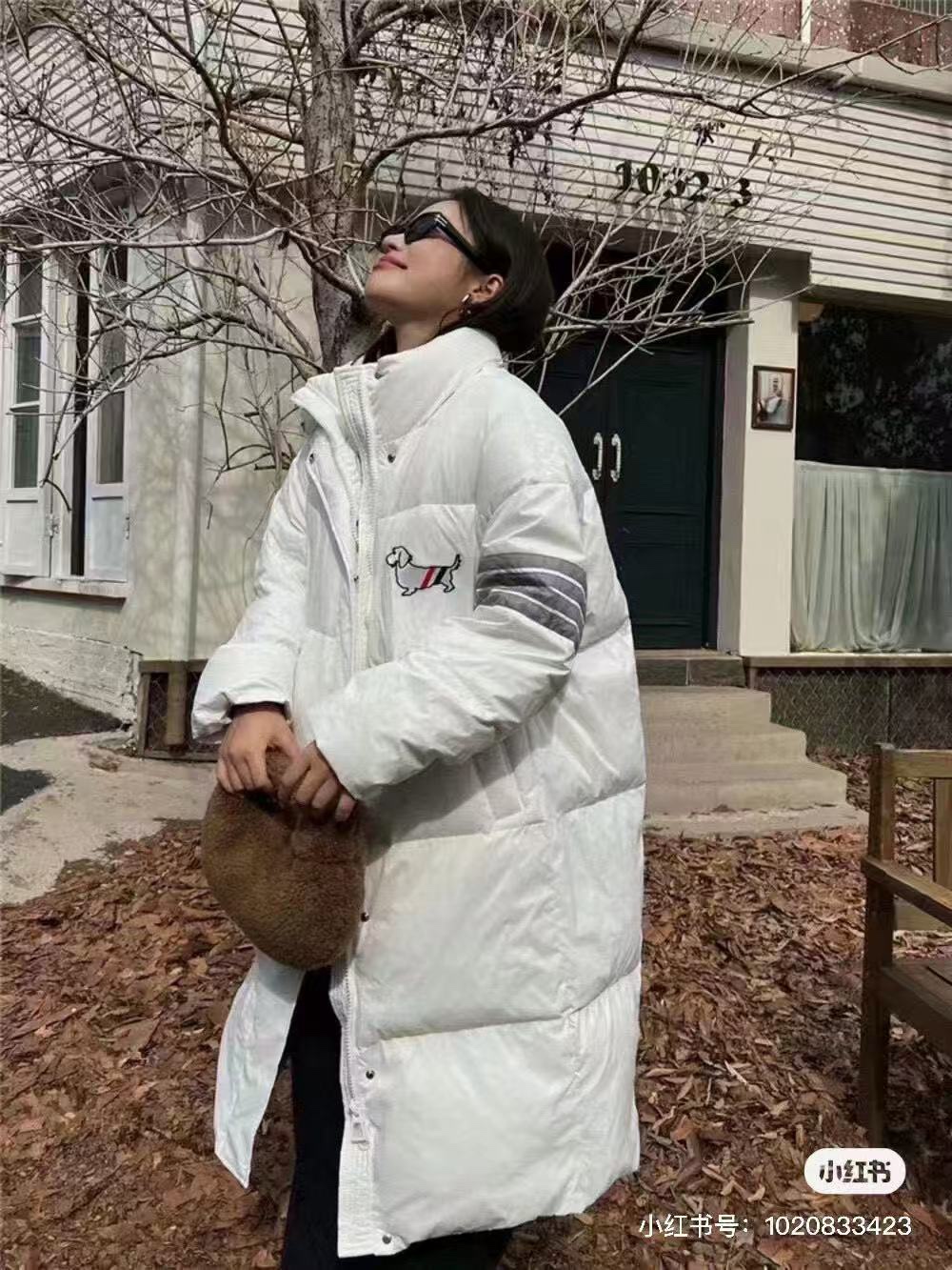 THOM BROWNE/湯姆布朗TB 四槓小狗長款羽絨服
採用進口90鴨絨填充 內外里加雙層內膽不會跑毛 高密度防風抗寒功能性面料 手感柔軟舒適  工藝更是精湛 嚴防鑽絨 採用國際先進的真空充絨技術 增加空氣隔層 不損傷羽線 能保持羽原有的柔軟性、彈性及手感 將羽絨的保暖性發揮到最佳！
N Size：S-M