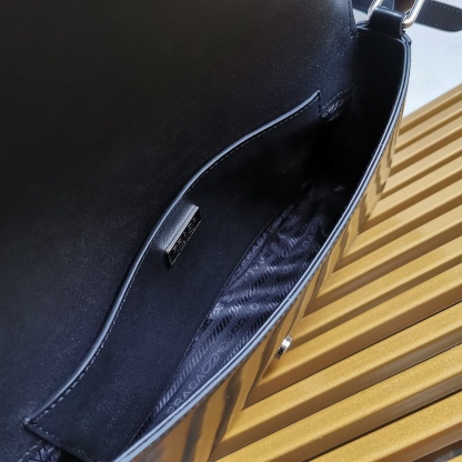 【 原單】🌹新款1BD323🎉🎉這款翻蓋式單肩包以充滿現代感👏採用進口牛皮，配有兩條可拆卸可交換長短肩帶。單肩/斜跨都可以。簡約優雅風尚、一眼相中復古又高級的包包，背上身秒變氣質女孩，容量空間大，各種百搭又時尚😘又是一款永久不過時暴款🙊趕緊入手吧🎉尺寸：長26x高12x底4.8cm🎉🎉🎉👏👏！