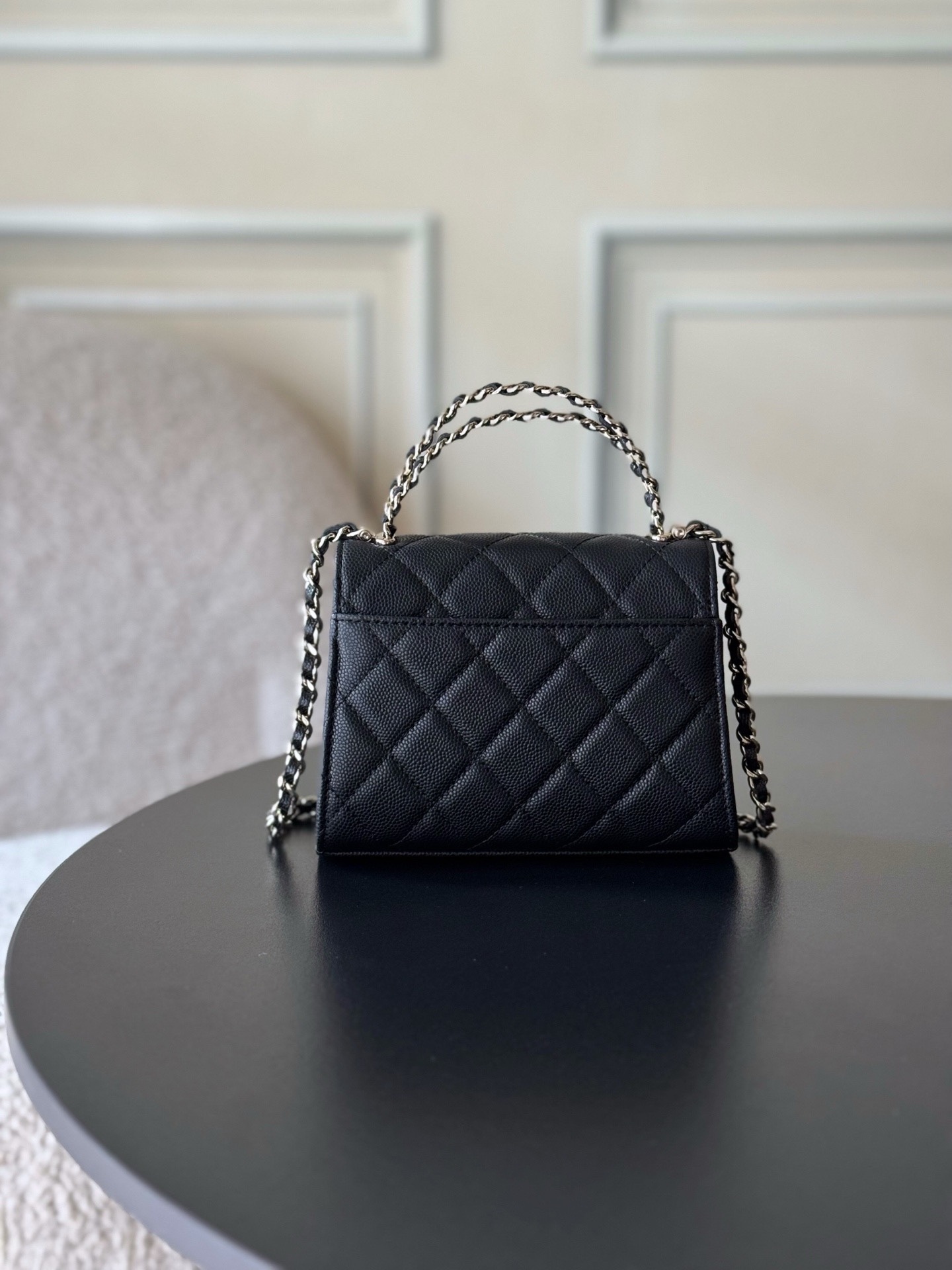 Chanel 25S 新款本季 最火的小球牛皮Kelly 手柄包
這顆絕對是黑馬
第一眼看到就深深愛上💕
顏值不必說 直接閉眼入不會錯
很好打理 也是百搭型
實現了單背斜挎腋下背手拎的效果📷
簡直就是福音〰️
很精緻 值得珍藏🔝

五金：全鋼18K淺金
皮料：獨家Haas小牛皮
尺寸：𝟏𝟒.𝟓*𝟏𝟏.𝟓*𝟓.𝟓 𝚌𝚖
型號：AS3237