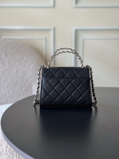 Chanel 25S 新款本季 最火的小球牛皮Kelly 手柄包
這顆絕對是黑馬
第一眼看到就深深愛上💕
顏值不必說 直接閉眼入不會錯
很好打理 也是百搭型
實現了單背斜挎腋下背手拎的效果📷
簡直就是福音〰️
很精緻 值得珍藏🔝

五金：全鋼18K淺金
皮料：獨家Haas小牛皮
尺寸：𝟏𝟒.𝟓*𝟏𝟏.𝟓*𝟓.𝟓 𝚌𝚖
型號：AS3237