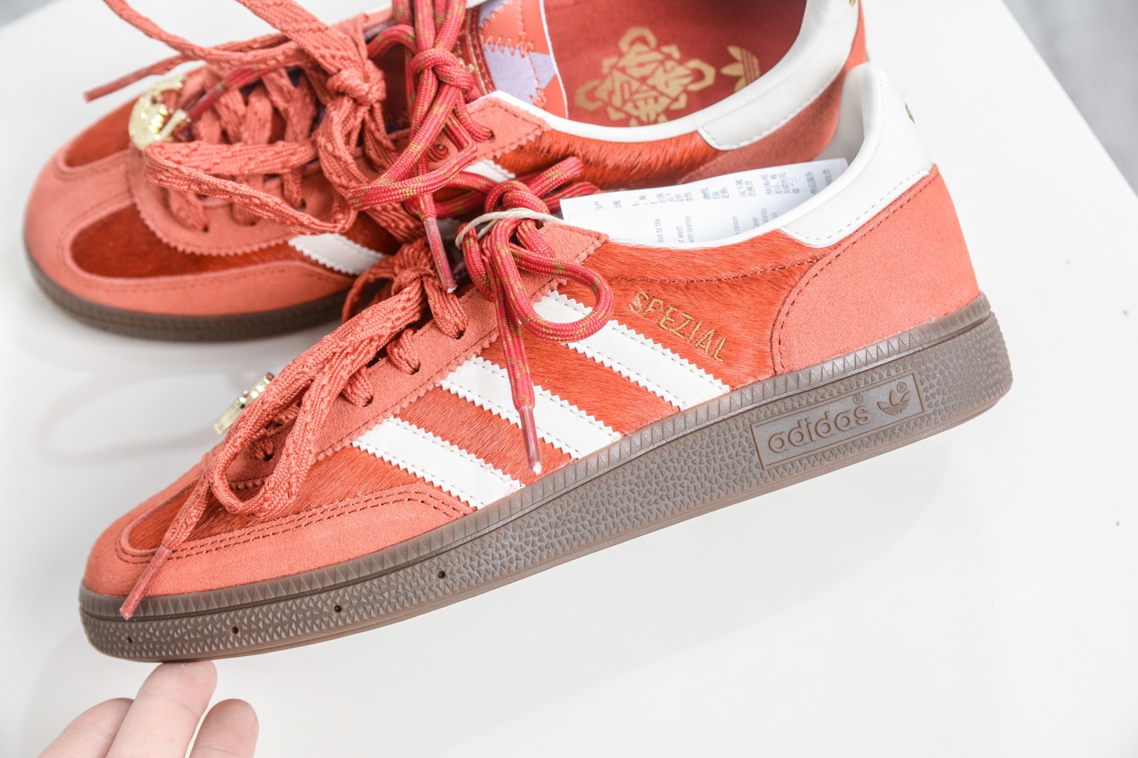 Adidas Handball Spezial 馬年限定 CNY新年款 阿迪達斯經典款 復古休閒板鞋 
貨號:KJ6299
尺碼: 35 36 36.5 37 38 38.5 39 40 40.5 41 42 42.5 43 44 45