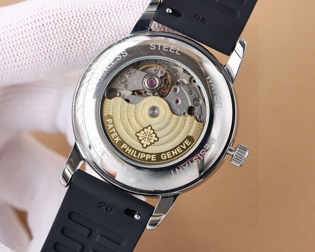 
推出最新款式百達翡麗PATEK PHILIPPE高版本高級自動腕表！男士腕表➡簡單不失大氣  40mm表徑，316精鋼表殼，搭載原裝全新進口8215全自動機械機芯（零返修），耐磨抗刮藍寶石玻璃，進口意大利🇮🇹橡膠帶，原裝品質針扣，具備超強防水功能👍 復古風格，恆久魅力，高檔奢華，紳士必備🔥AD出品 精品不斷🔥